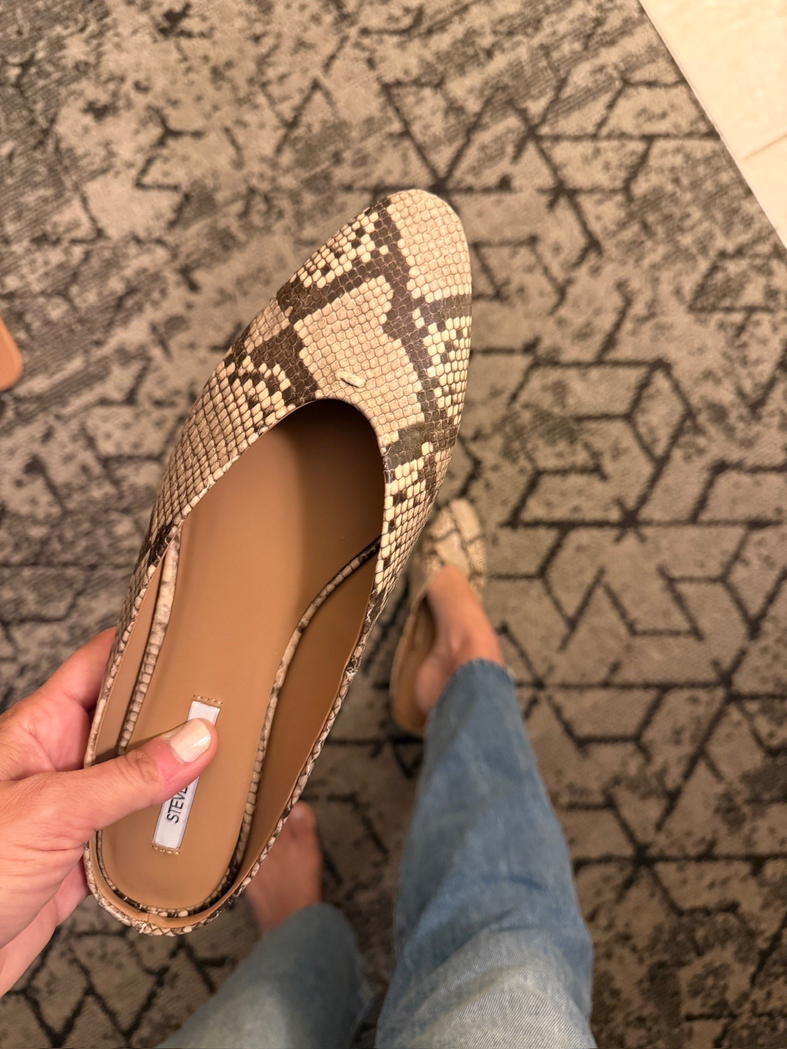 Snakeskin mules are having a MOMENT and these Steve Madden ones are SO good!! 🤎 The pointed toe, neutral print, and easy slip-on style make them perfect for dressing up your favorite jeans this fall!

snakeskin mules, Steve Madden shoes, pointed toe mules, snakeskin flats, animal print shoes, fall shoes, slip on mules, neutral fall shoes, casual fall outfit, fall fashion, JulieFranks