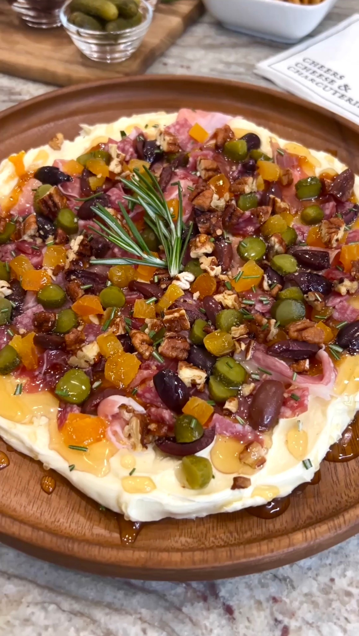 CHARCUTERIE DIP! 😍 Your favorite charcuterie flavors on a bed of whipped brie… what else do I need to say?!

#LTKParties