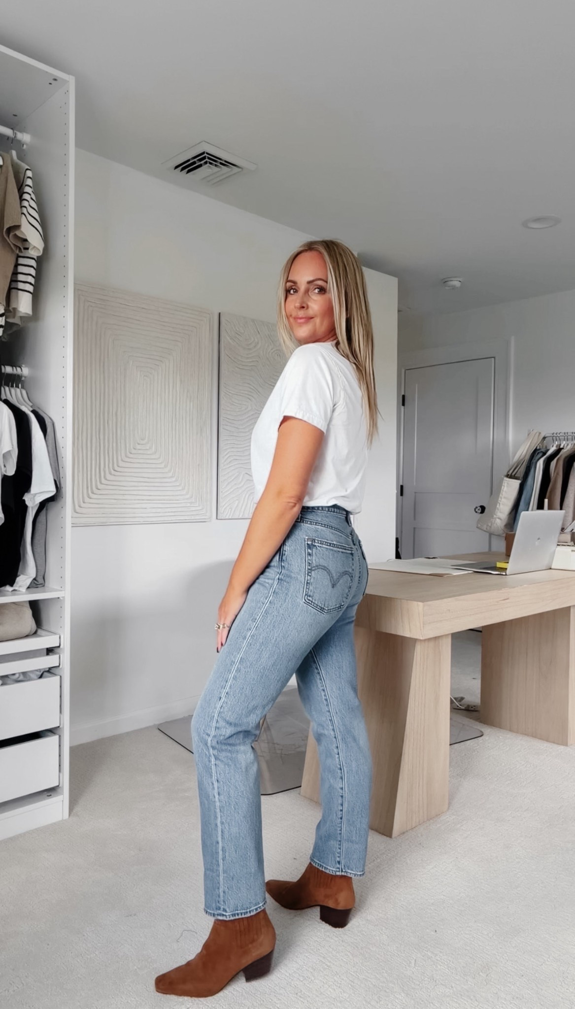 The classic pair of straight leg @levis denim you need in your wardrobe! This pair is perfect. They’re a mid-rise straight leg that never goes out of style. They also have just the right amount of stretch to make them comfy, but still flattering 👏🏻👏🏻👏🏻 #levispartner 

Wash is Invest Access
My size is between 27/28 and I wear these in a 28

#LTKFindsUnder100