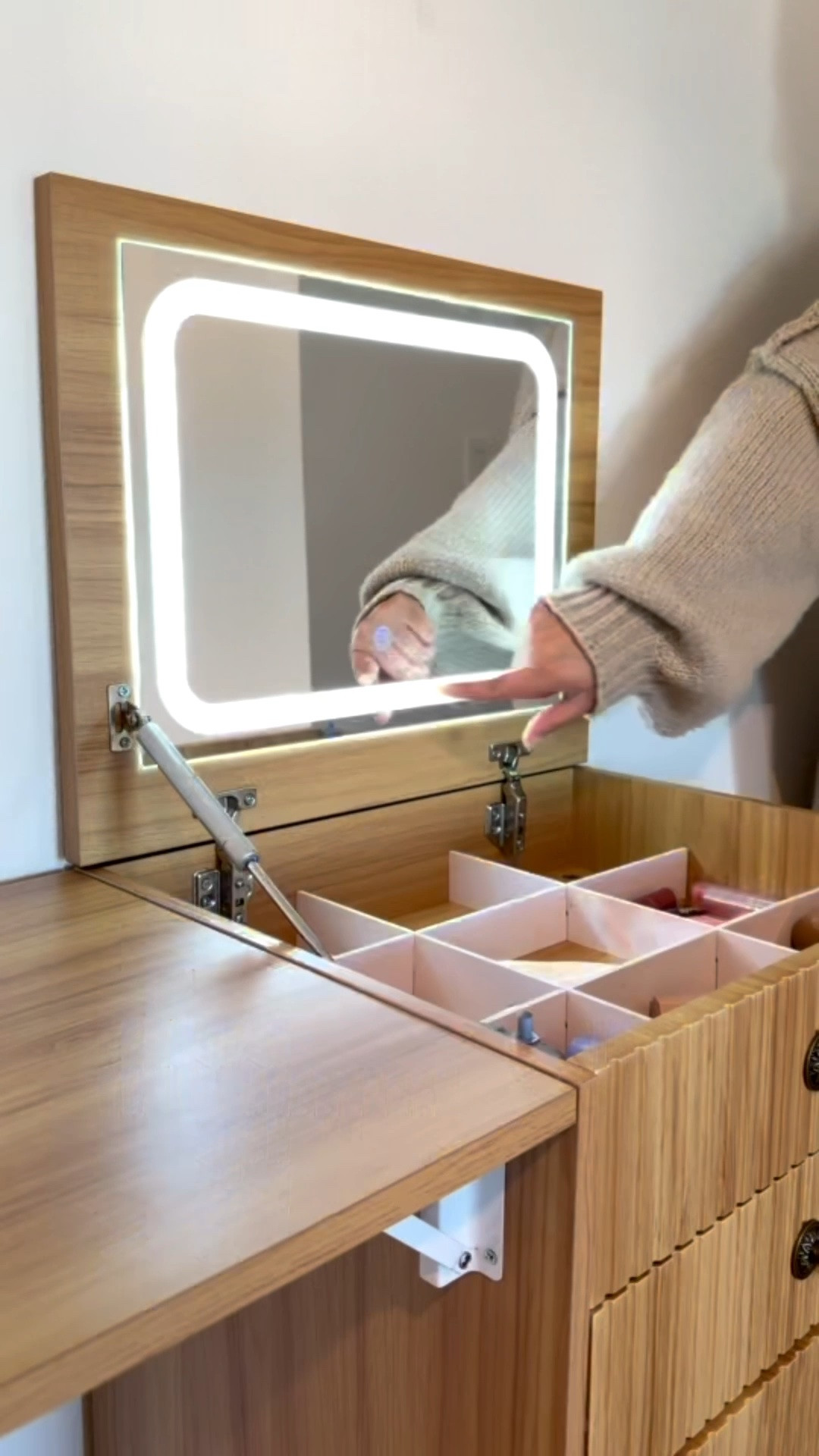 Compact vanity set with built in storage and seating! 🫶




Vanity table | vanity mirror | small furniture | make up storage | light up mirror | home decor | Amazon home finds

#LTKHome
