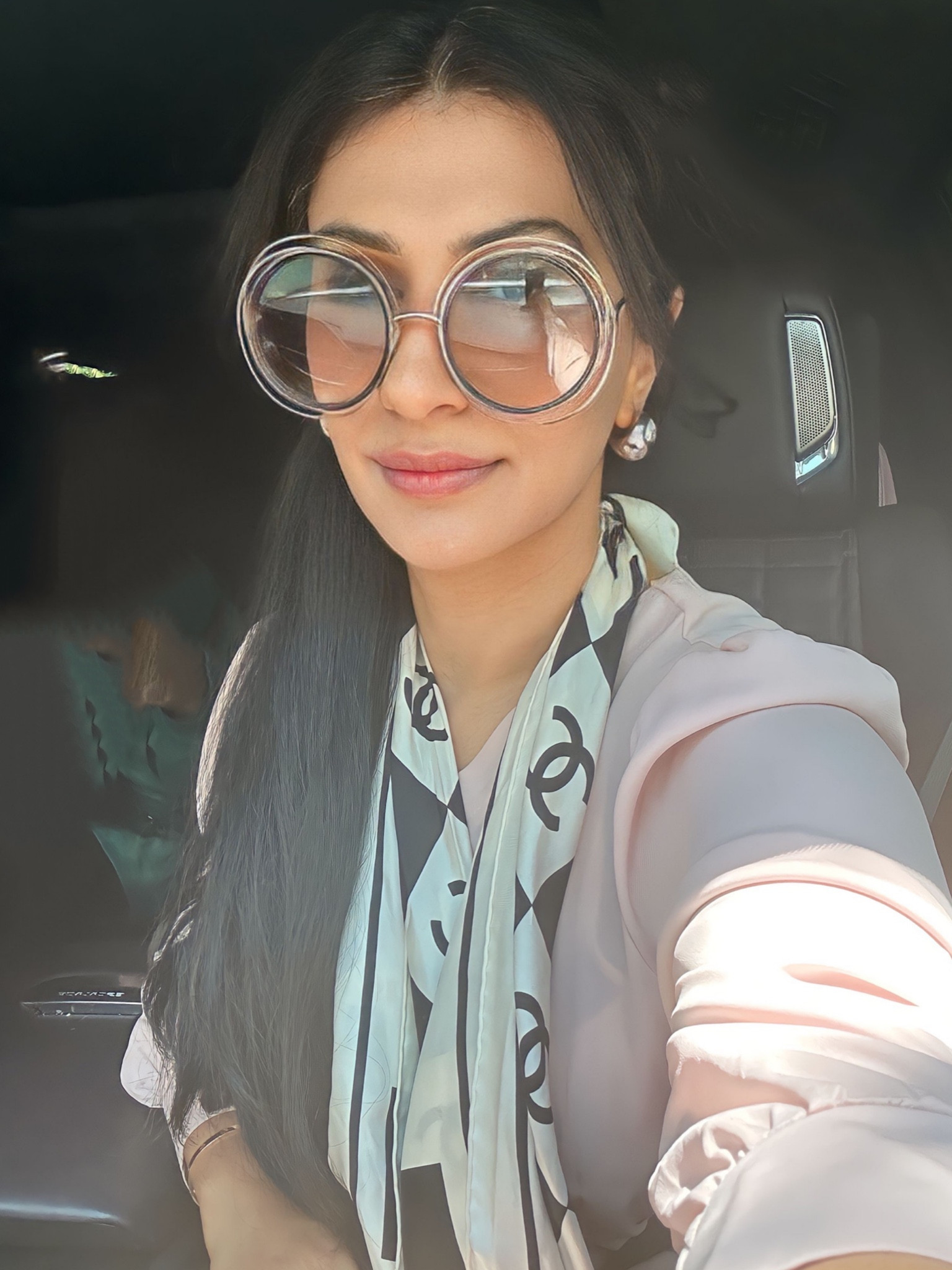 🕶️ These round Chloe glasses add a touch of chic to my ever-changing vibes. Linked some similar options for you to rock your unique moods too 🫶🏼 #Chloe #RoundGlasses #EmbraceYourMood #VersatileStyle #chloe #sunglasses 