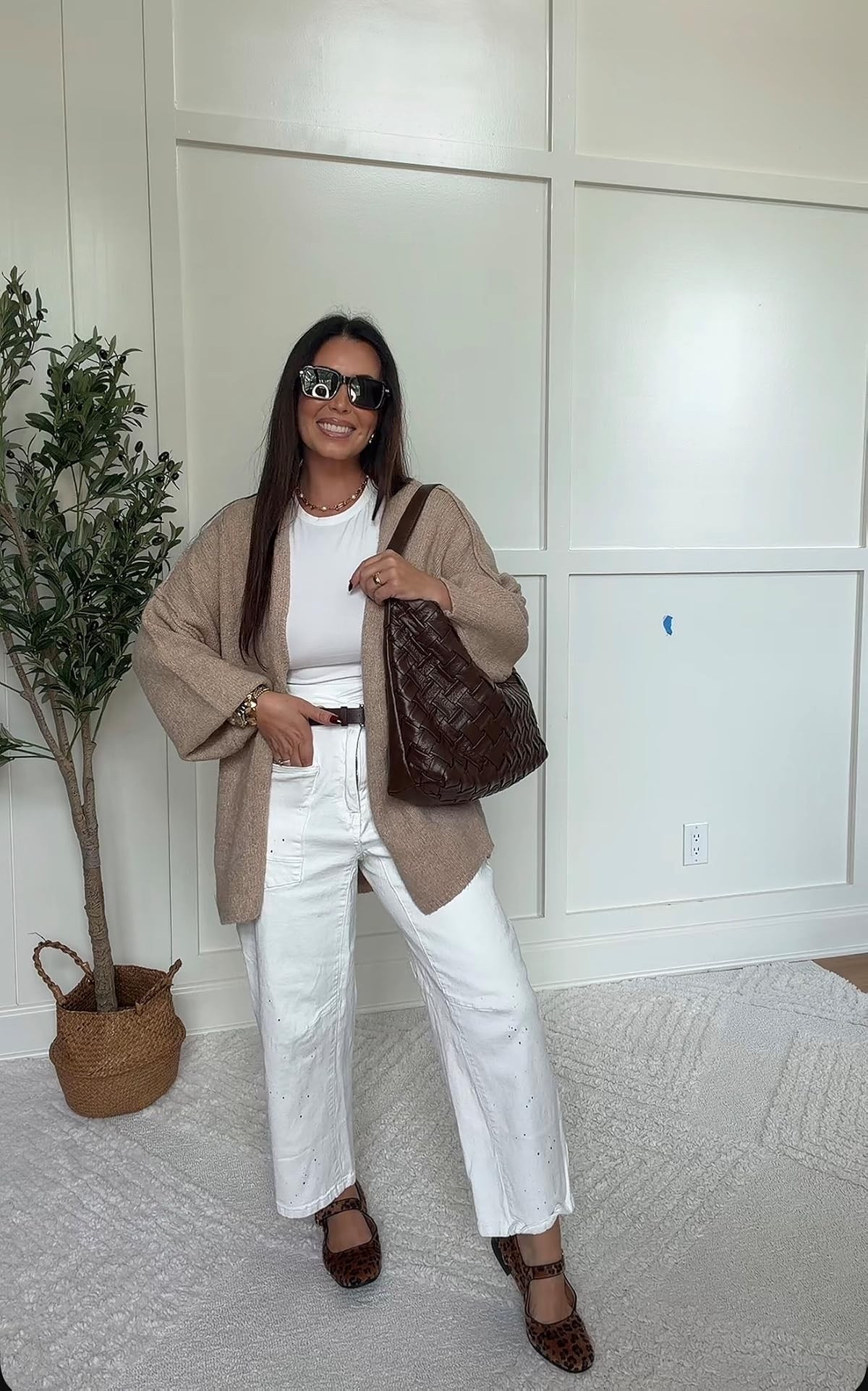 Such a chic transitional look! Loving this cozy neutral cardigan with white pants, leopard flats, and a chocolate brown bag for an effortless elevated outfit.
#LTKStyle #FallFashion #NeutralStyle #MomStyle #FallOutfit #LTKFinds #ChicStyle