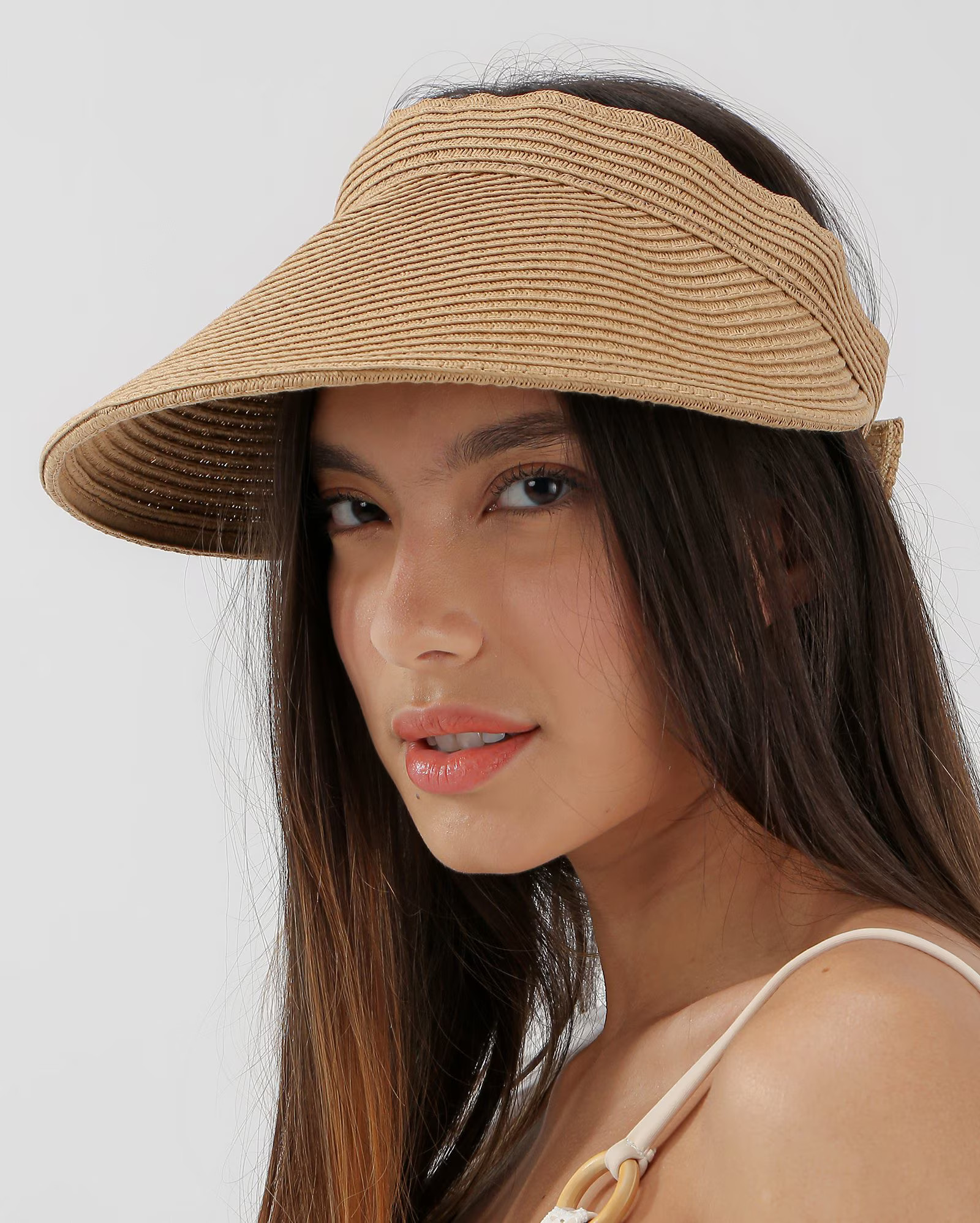 Viseira feminina de palha por fita bege | Accessori by Riachuelo | Riachuelo (BR)