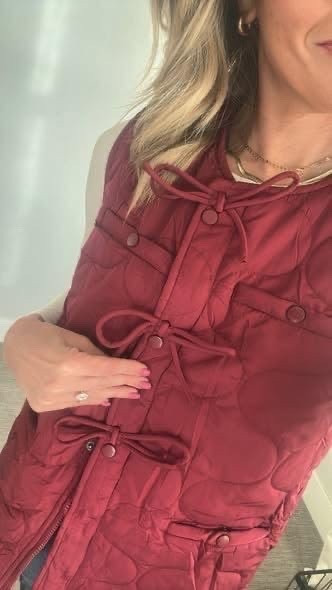You know what makes a quilted vest even cuter? BOWS! Do you spy them? Subtle but feminine! I’m loving this layering option!

#LTKmomlife #LTKdayinmylife #LTKOver40