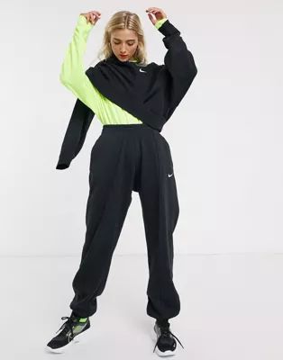 Nike – Schwarze Oversize-Jogginghose mit kleinem Swoosh | ASOS (Global)