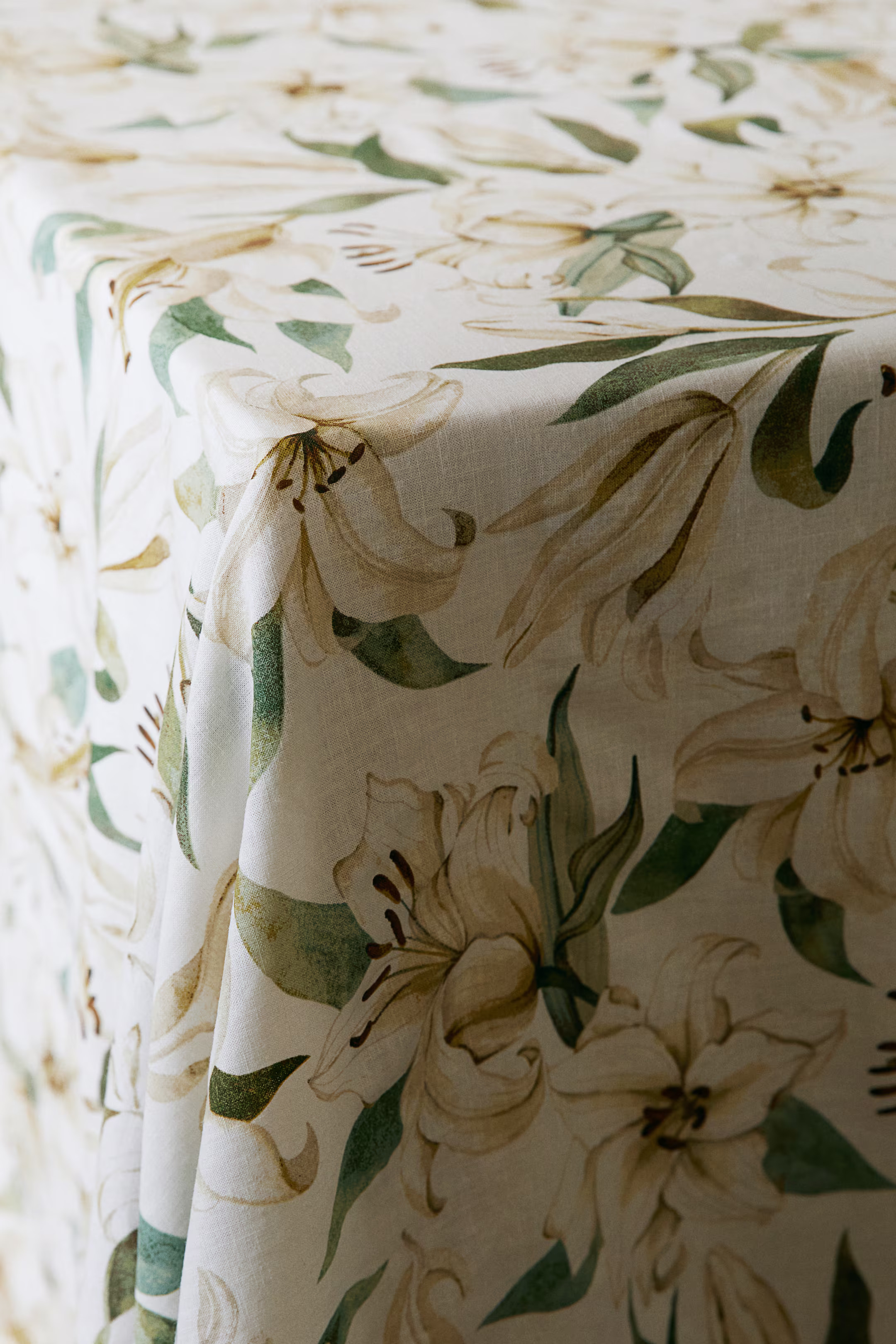 Patterned TableclothNot saved to favorites$29.99Color:Natural white/floralSelected size: 55X126Si... | H&M (US + CA)