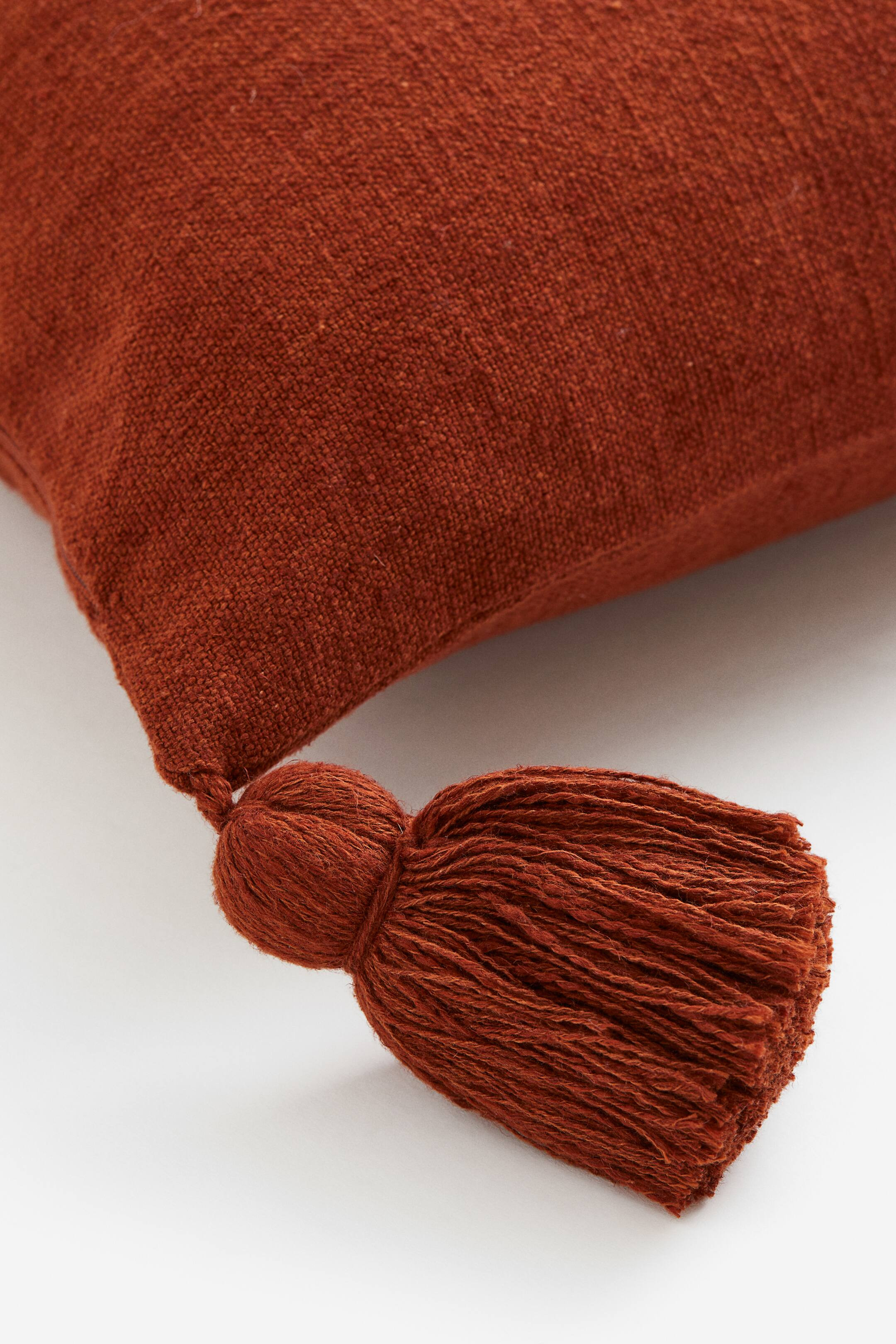 Kissenhülle mit Quasten | H&M (DE, AT, CH, NL, FI)