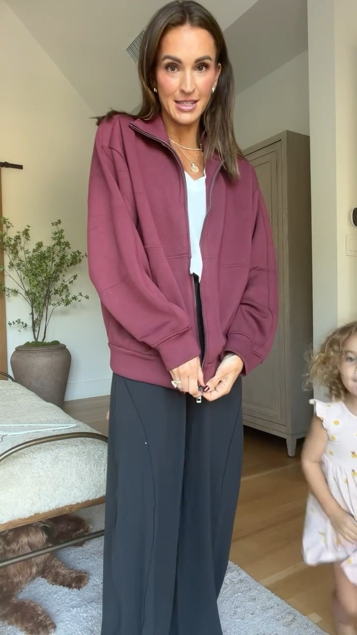 The new lululemon pants I have become OBSESSED with!! Can be worn wide leg or cinched at the bottom 🙌🏼