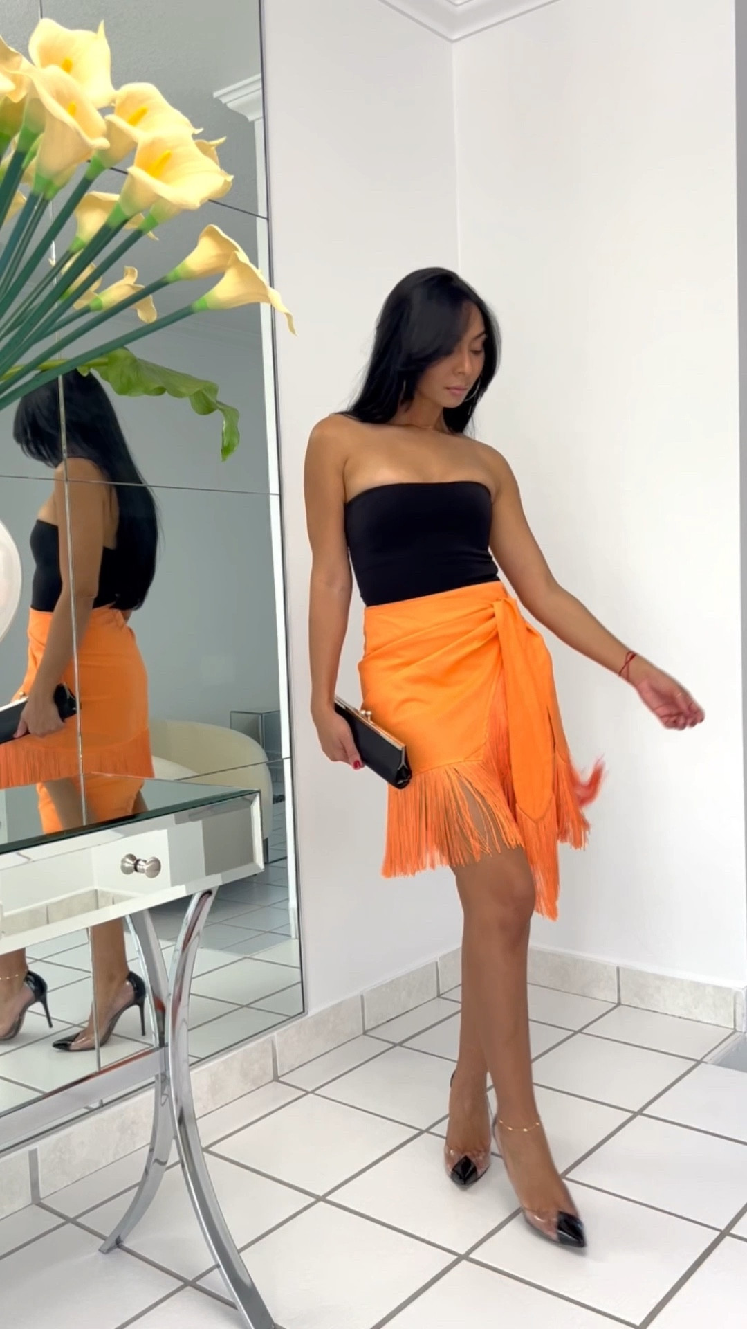 Effortlessly chic in this bold and beautiful look! 🖤🧡
Wearing a strapless black top paired with a fringe orange wrap skirt that adds the perfect pop of color. Styled it with clear pointed heels and a sleek black clutch – ideal for a night out or date night vibes.
Shop similar items of my outfit through my LTK links! 🛍️
Summer outfits, Fringe skirts, Orange mini skirt, Bandeau Tops, Clear shoes
#LTKStyle #LTKSale #LTKOutfit #OOTN #NightOutLook #ShopMyLook

**************
Un look elegante y atrevido sin esfuerzo! 🖤🧡
Estoy usando un top negro sin tirantes con una falda pareo naranja con flecos – el toque perfecto de color. Lo combiné con tacones transparentes y un clutch negro para un estilo ideal de noche o cita especial.
Compra el artículos similares en mi outfit a través de mis enlaces en LTK. 🛍️
#EstiloLTK #RebajasLTK #OutfitDelDía #LookDeNoche #CompraMiLook



#LTKStyleTip #LTKFindsUnder100 

#LTKSeasonal