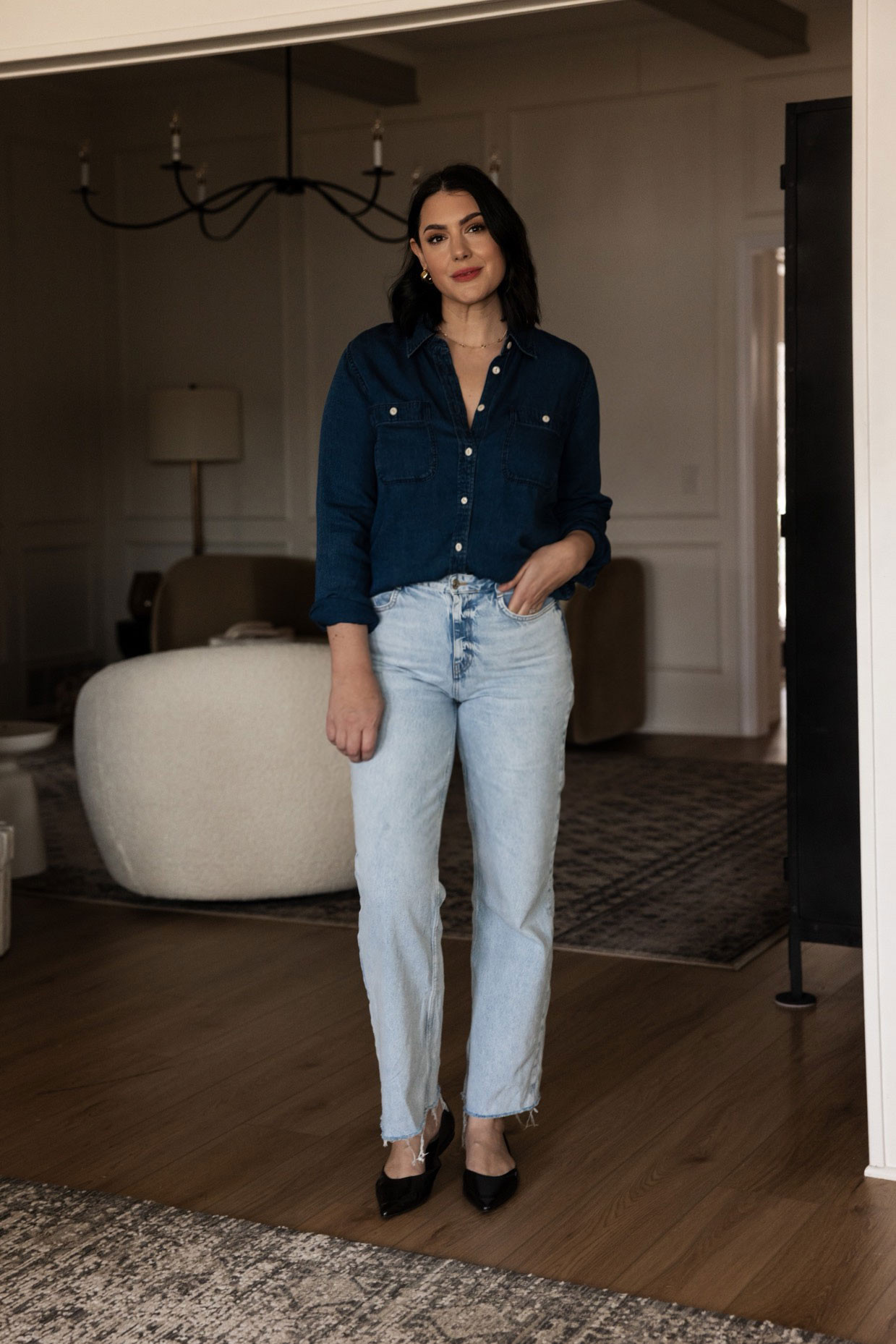 Finally found a chambray that I absolutely love! This is the @Faherty tried and true chambray. I am in the large, fit is perfect -- a mix between tailored and relaxed. And the best part is that there is NO gap in the buttons! 

I'm in the 30 of the jeans.  

 
