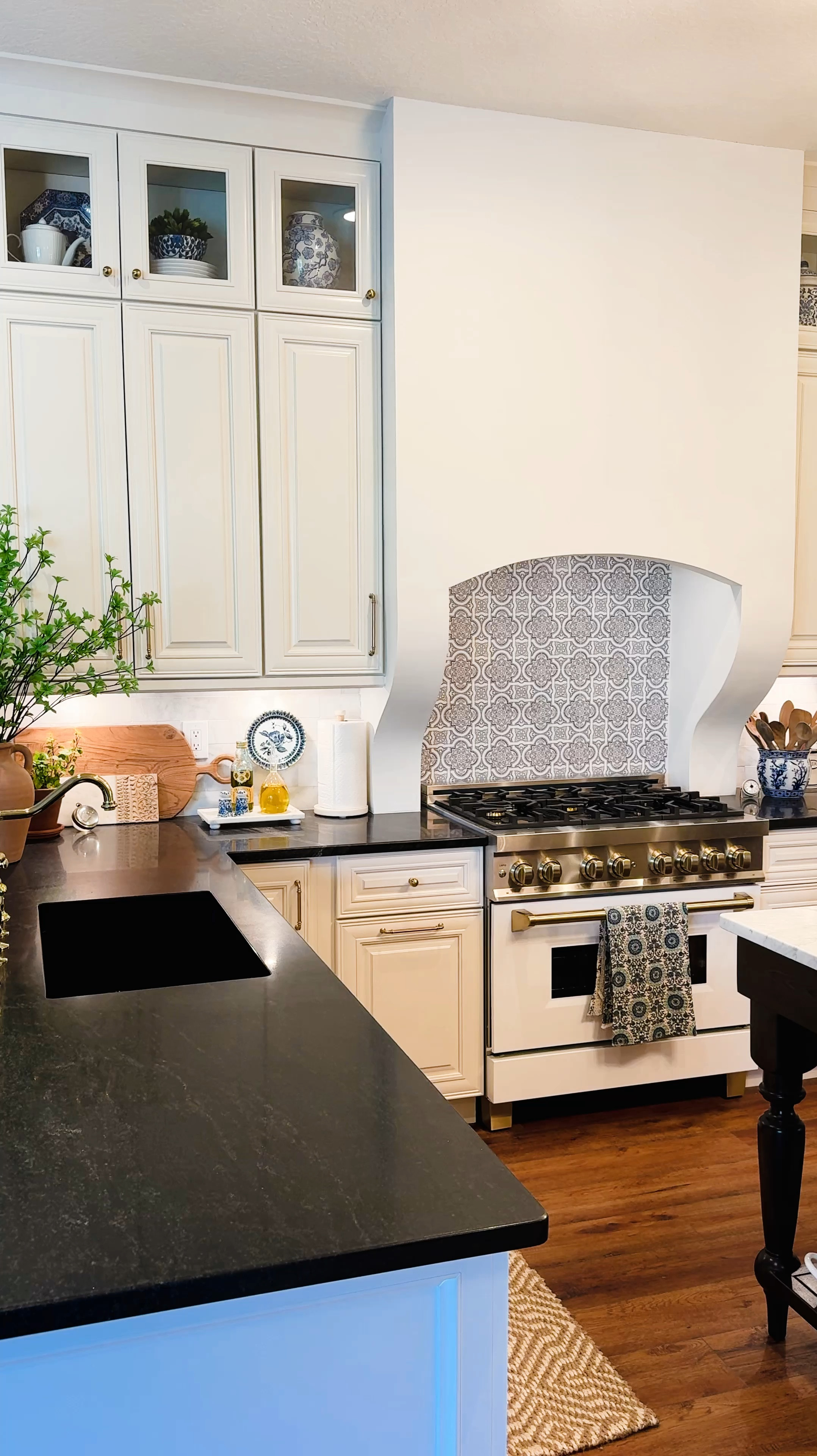 Kitchen Range, Drawer Pulls & knobs, kitchen decor, island, fixtures, lighting 

#LTKVideo #LTKHome
 

#LTKHome #LTKVideo