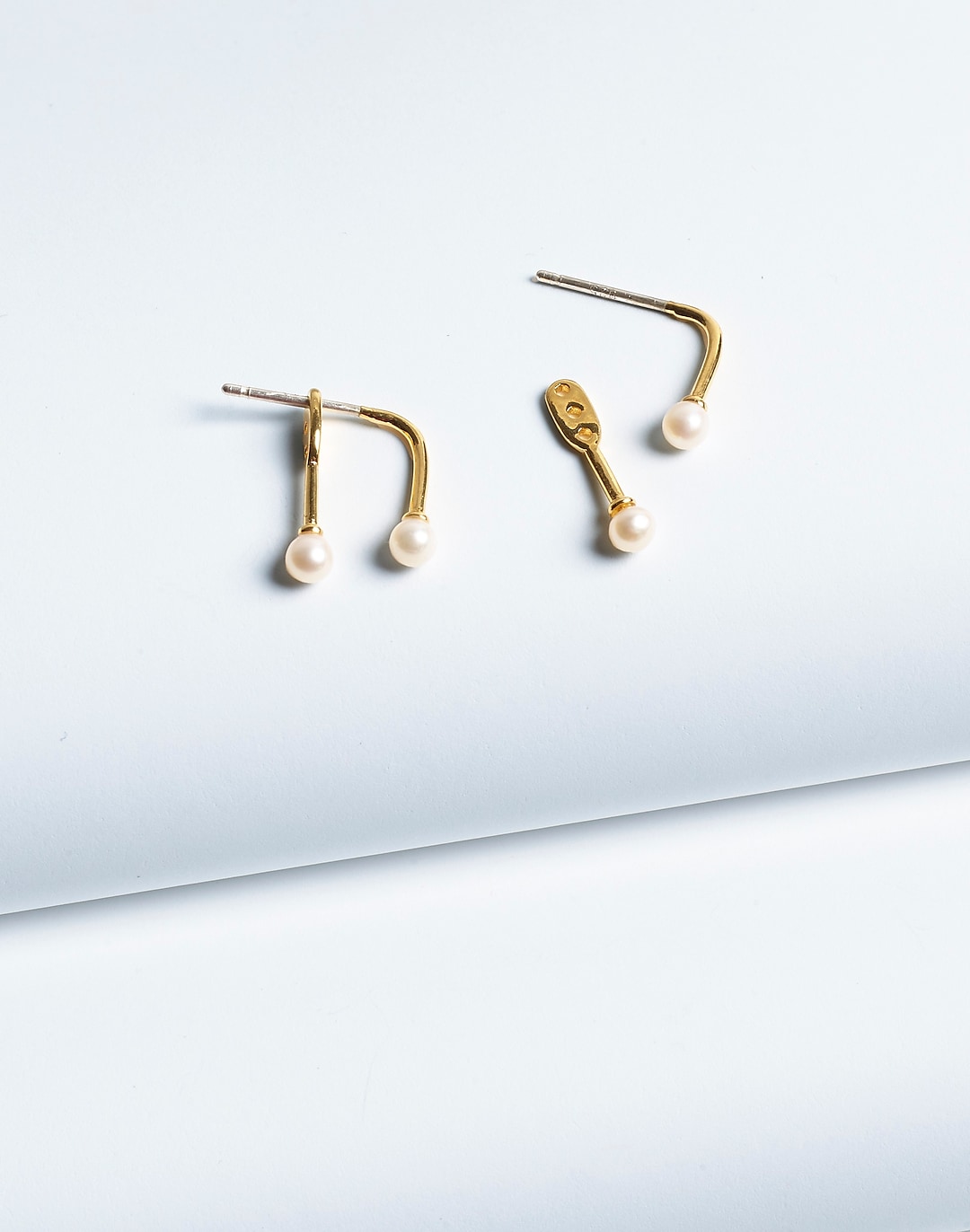 Demi-Fine Pearl Curved Stud Earrings | Madewell