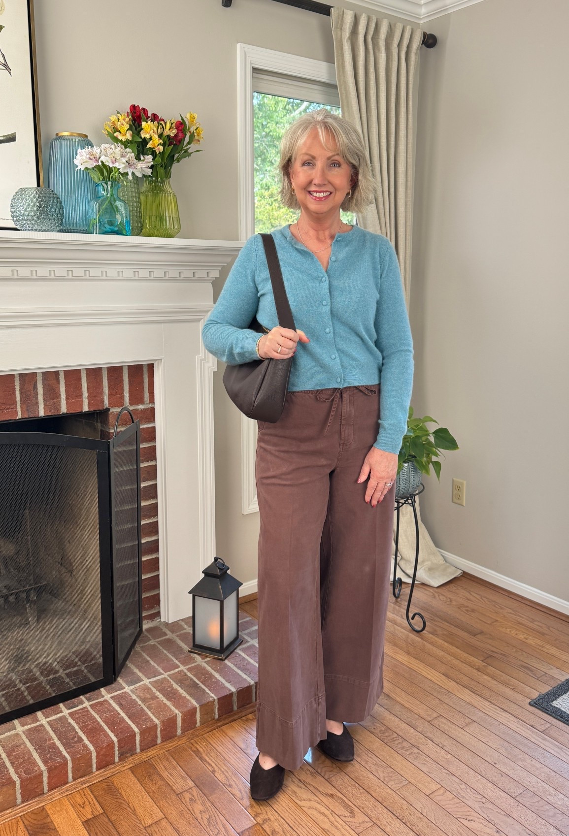This turquoise is an easy color to wear with just about anything in my closet. This a is a light weight cardigan that is great for fall. 


Brown pants / cardigan / sweater / fall wardrobe / basics 