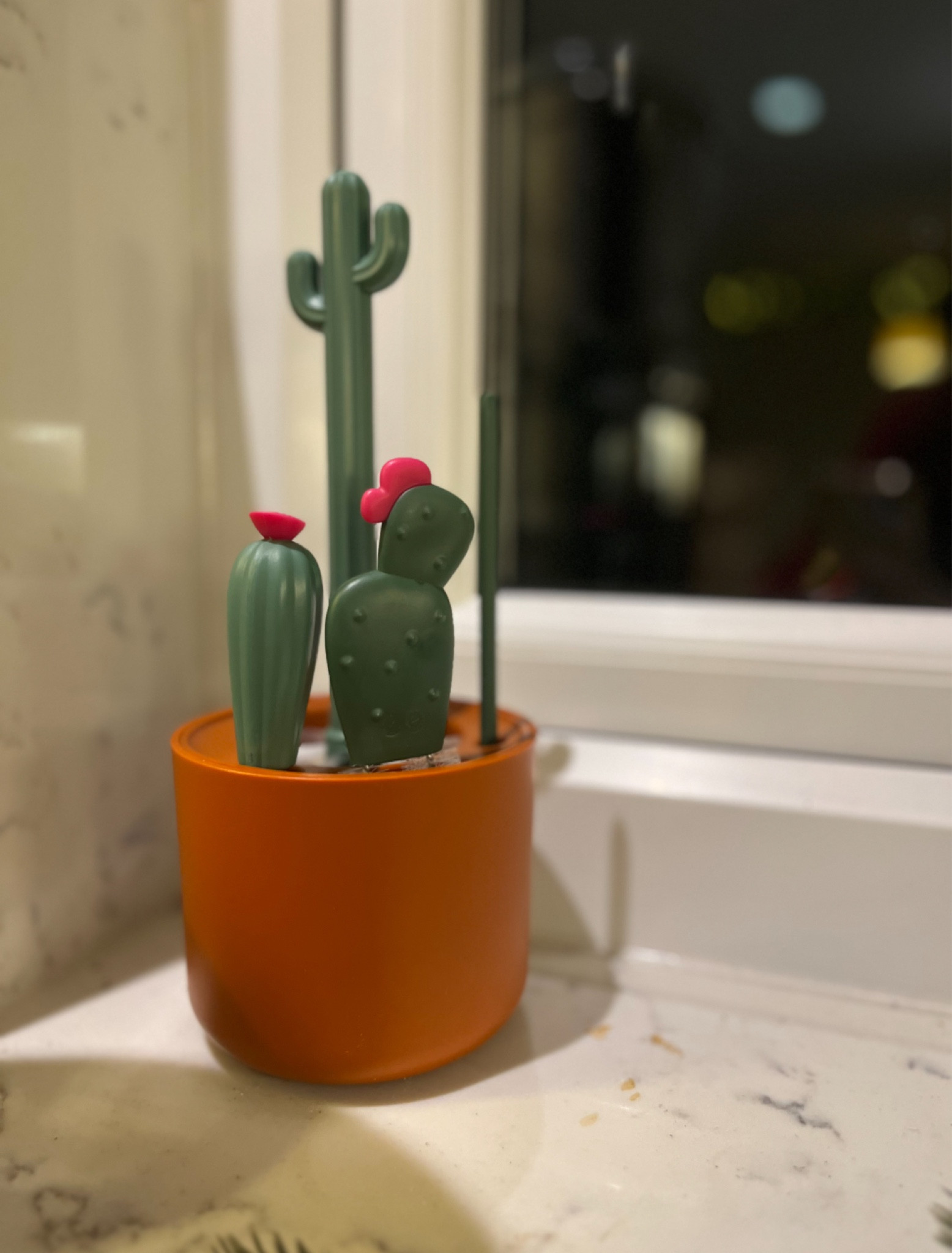 I HATE washing bottles. The constant need for them means the dishwasher takes too long. So I’m forced to wash them like 3x a day. 
But just like Lorelai got a new outfit for fishing, I took this as an excuse to get a brush set for washing! And look, it’s super cute! 
Tap if you need this on your windowsill too! 

Baby stuff/ baby bottles / kitchen things /mom hacks