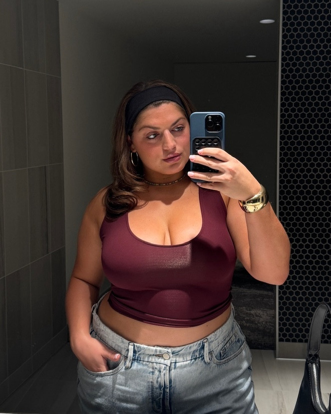 Hi besties! Here’s what I wore over the weekend to the Tyler the Creator Listening Party!🤩 Stayed super comfy and cute in my Good American Scuba Tank (size L) and their Good Petite 90’s jeans👖 I’m wearing a size 16! Both of these are essentials for every day wear and have become some of my fav go to’s! 🫶🏼 Paired with the most perfect Gorjana gold hoops that I legit wear daily, and the classic Jordan low dunk sneakers!🐼🖤 Wearing a size 10 so they run true to size. Hope you love these pieces!!