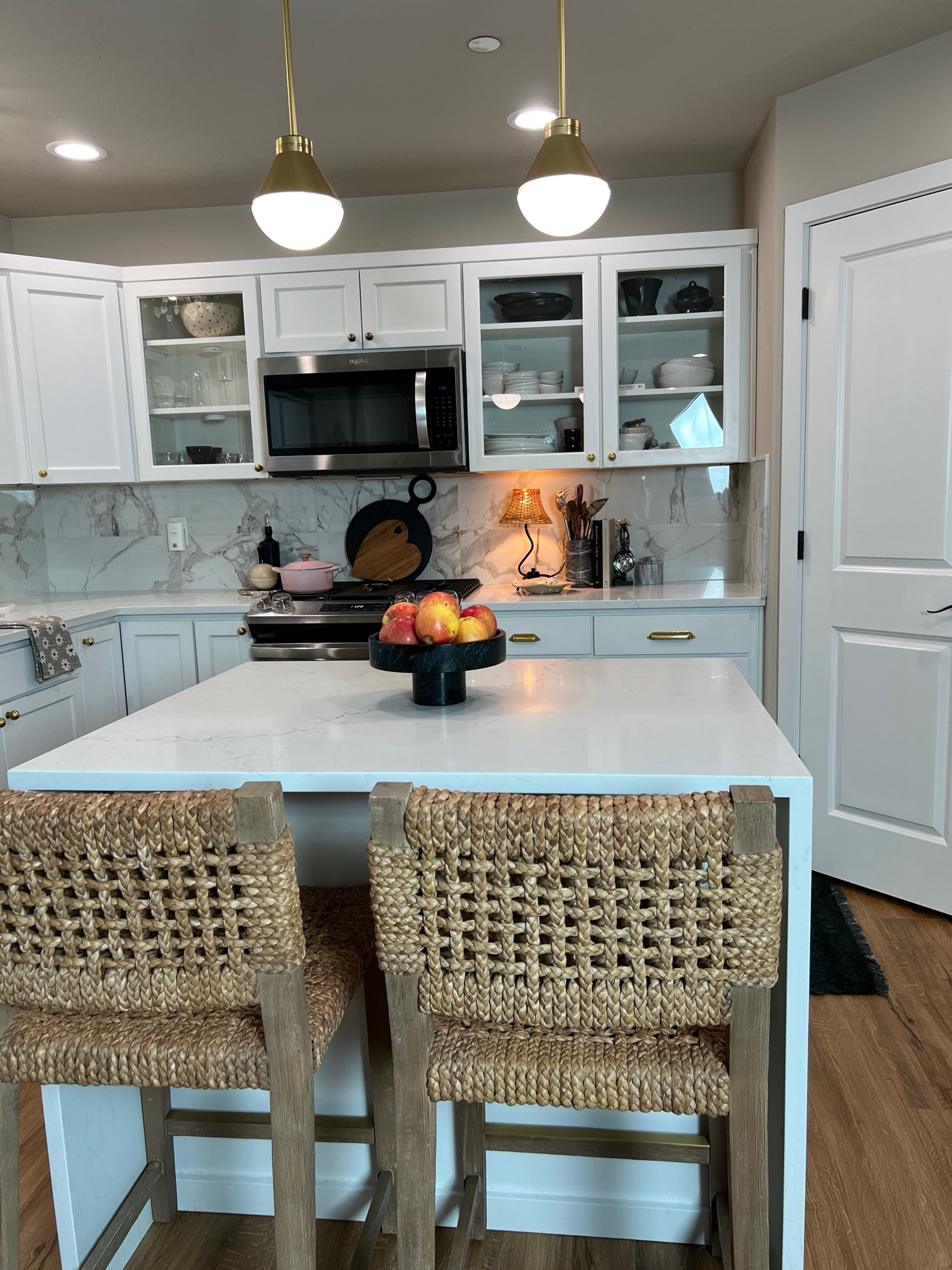 Shop my kitchen 🤍

Kitchen decor, table lamp, kitchen island chairs, fruit bowl 