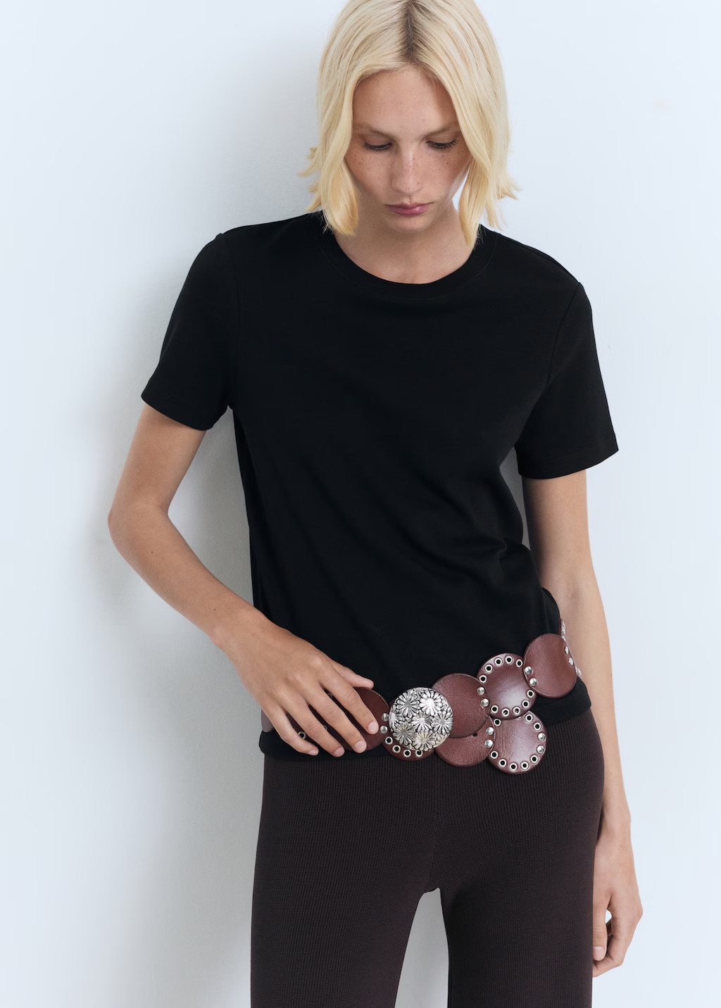 MEDIUMWEIGHTCotton short-sleeved t-shirtCurrent price [£ 15.99 ]£ 15.99Select a colour+3Black | MANGO (UK)