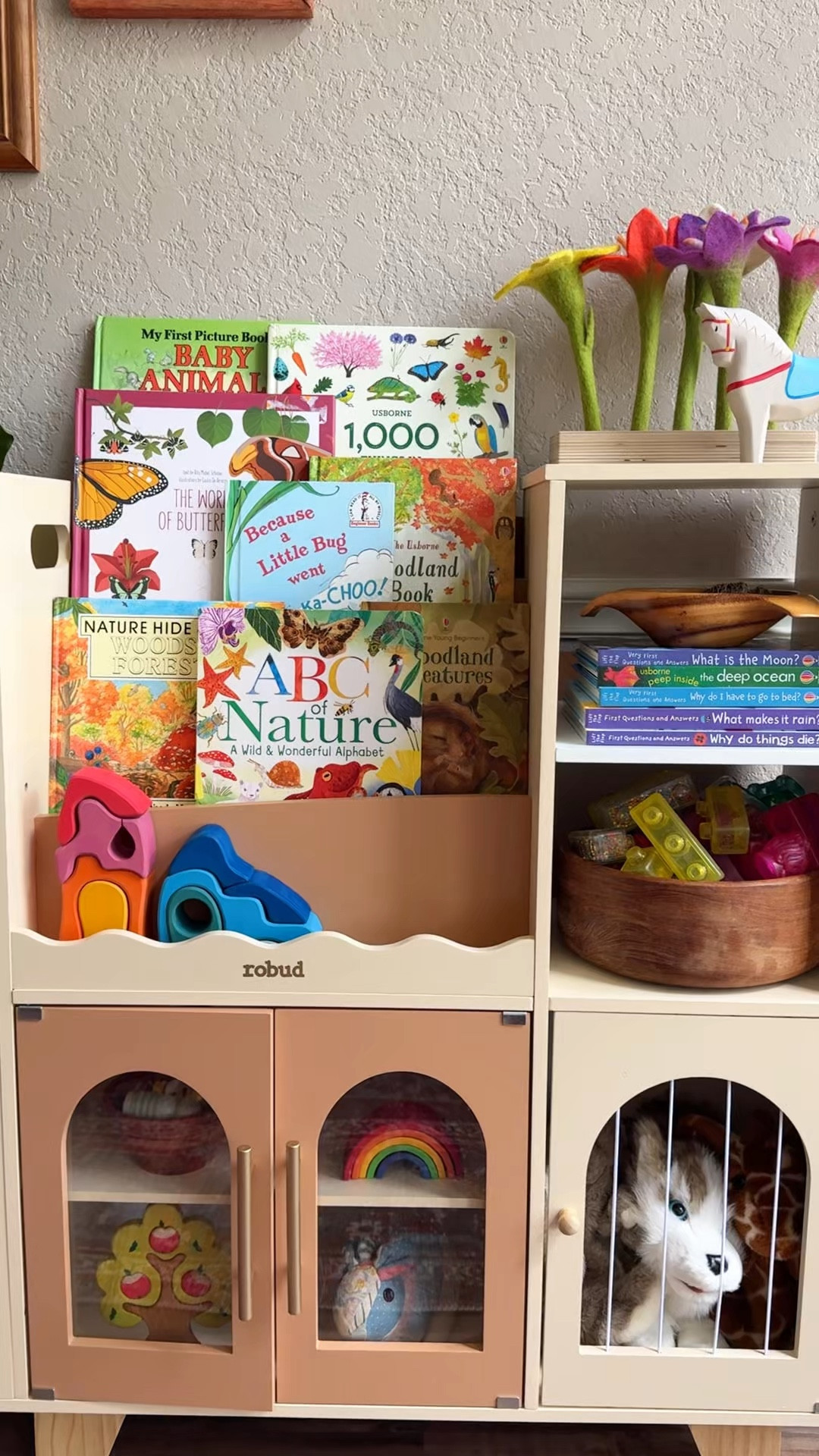 The sweetest little piece for organizing play and keeping everything within reach 📚 💕

#playroom
#nurserydecor
#toyorganization
#playbasedlearning
#robud 