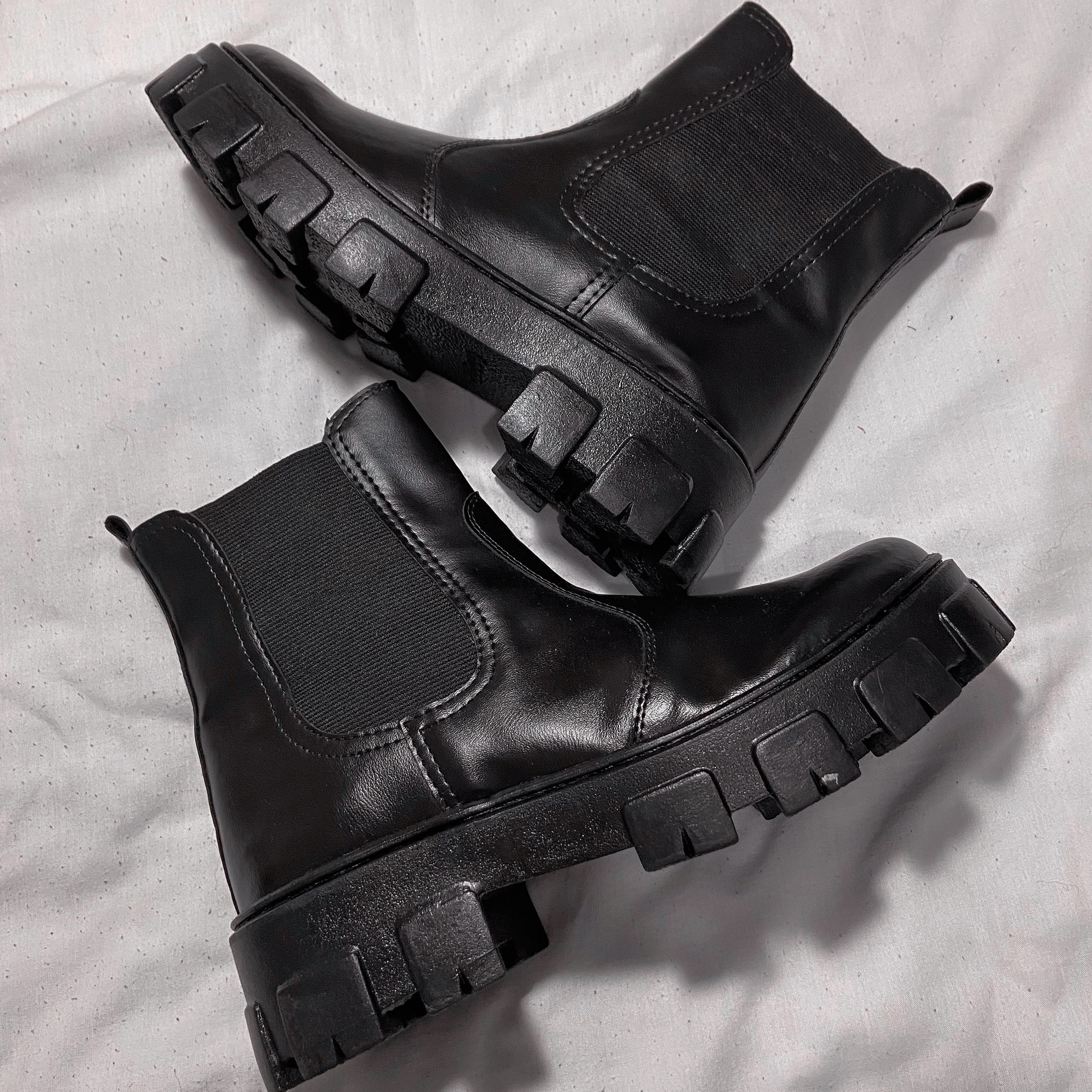 Instagram @vllentina | https://vm.tiktok.com/ZMFeCJrEL/
• botas femininas 
• Botas pretas
• Botas tratoradas
• Bota tratorada
• Boots
• Black boots
• Bota tratorada cano curto
• Bota tratorada preta
• Bota inverno 
• Winter boots
• Bota tratorada look inverno
• Bota tratorada look
• boots outfits
• Boot outfit 
• Chelsea boots
• Platform boots
• Bota plataforma

#LTKfit #LTKstyletip #LTKCon