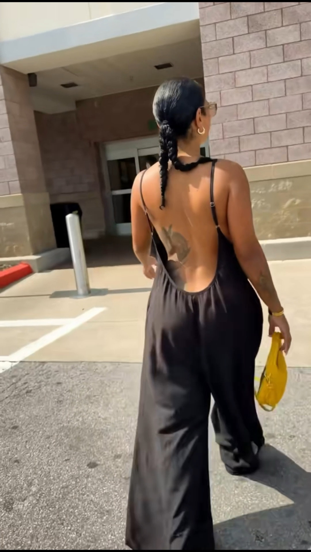 Loose , backless & a jumpsuit with pockets … sign me up !#shoptutuslookhere