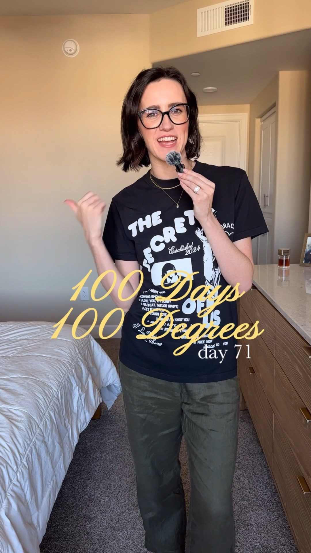 Hot weather pro styling tip: stay away from fitted clothing items 🙅🏻‍♀️ they’re only going to give you the ick! I decided to be an outfit repeater today and put on this boxy crop top and billowy shorts - one of my fave looks! 