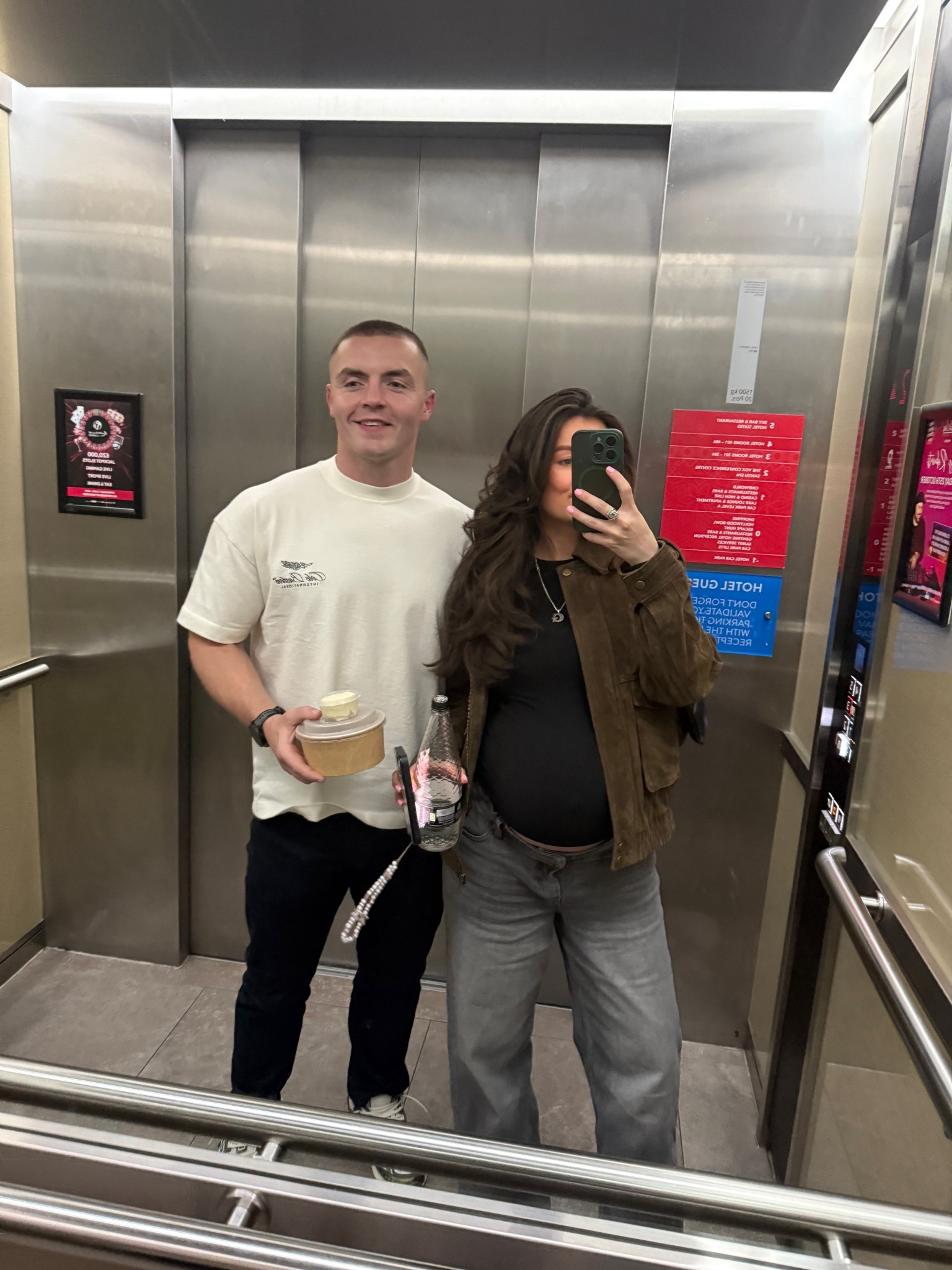 H&M maternity jeans 

#LTKuk #LTKmaternity #LTKdatenight