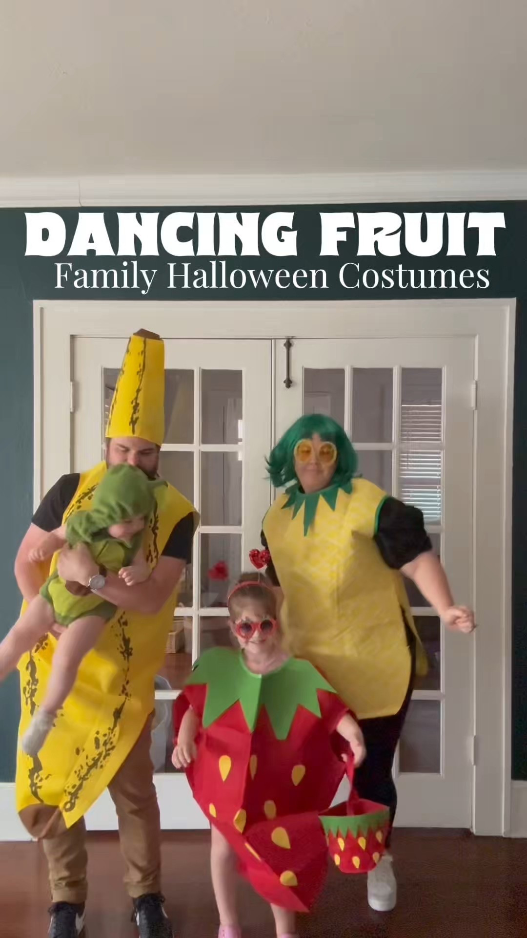 If you have a baby who is obsessed with dancing fruit on YouTube, this is SUCH a cute family Halloween costume idea! 🍓🍌🍍🥑 #familycostume #familyhalloweencostume #halloweencostumeideas