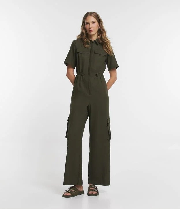 Macacão Cargo em Viscolinho com Ajuste na Cintura Verde Musgo | Renner (BR)