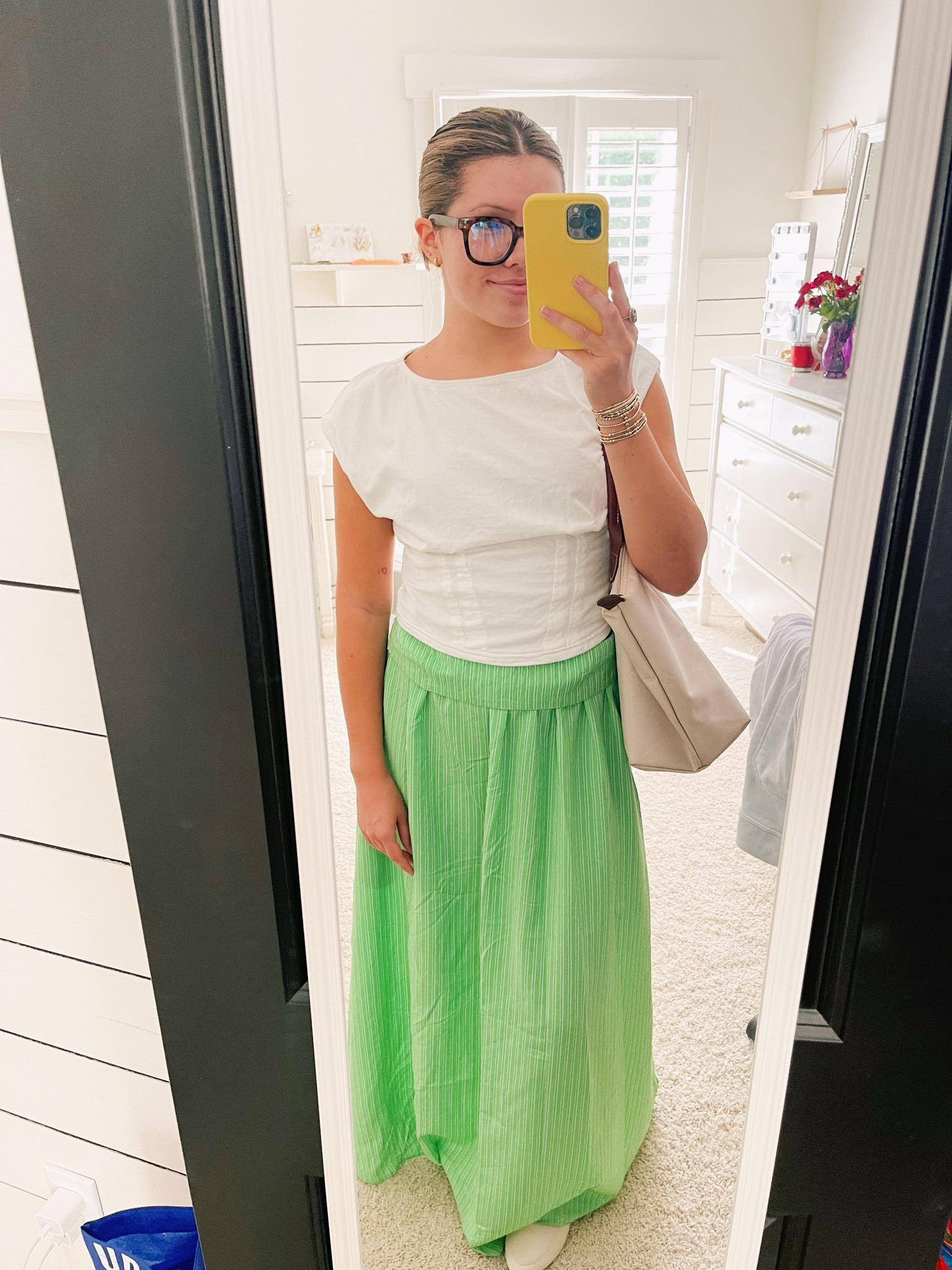 Unsuccessful linkage on this post💔legit couldn’t find any of it. The shirt is pilcro and the skirt is a folded Zara dress😗
Mules are Rachel Zoe