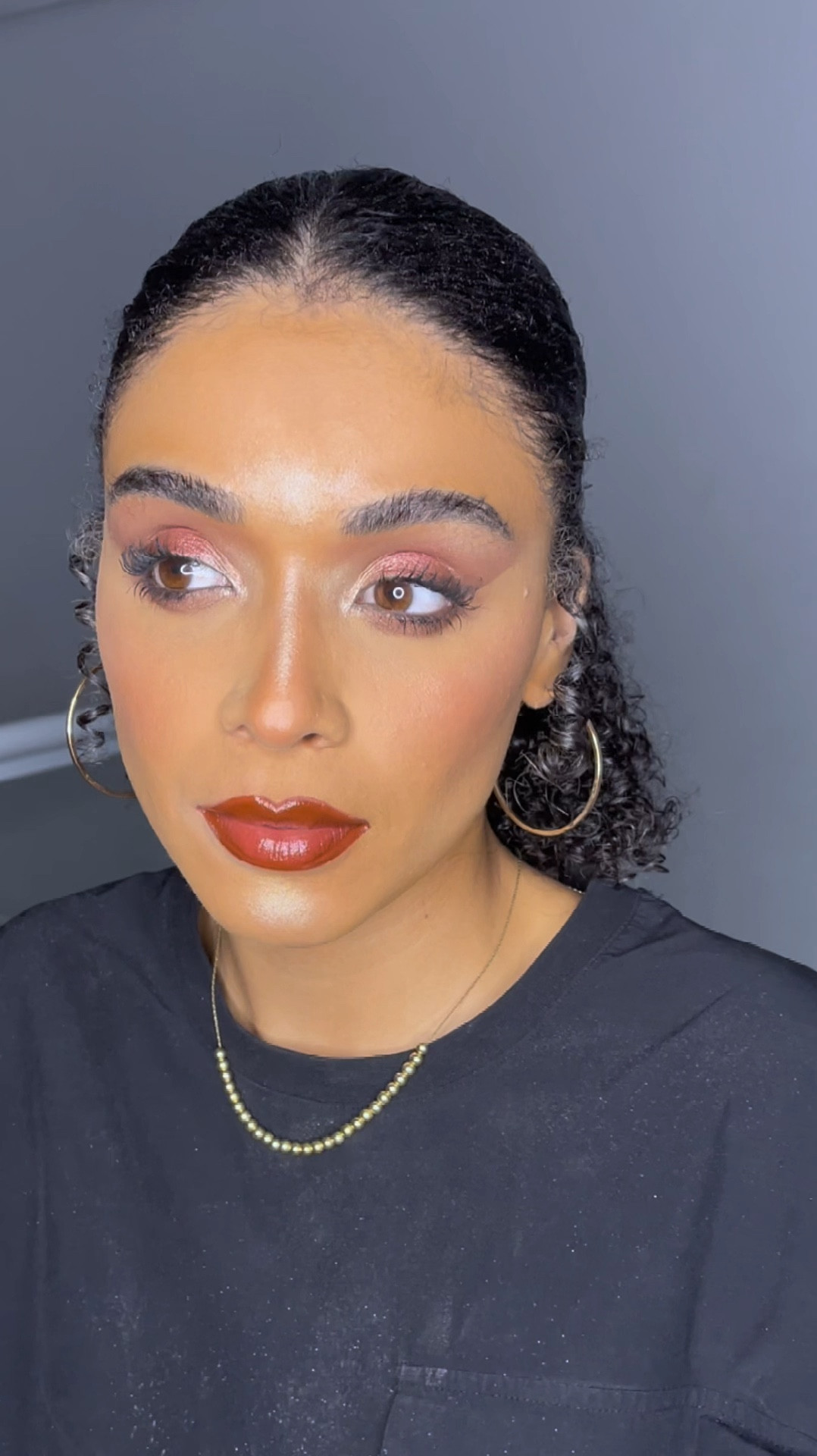 PALETA EDITION BY OCEANE. 

Estou in love porque ela tem o essencial e um pouco mais. 

São 9 belíssimas sombras matte (Fresh, Ily, Nuts, Petal, Confident, Blend, Eclipse, Mink e Charmer), 4 tonalidades cintilantes para trazer glamour para sua produção (Rocker, Savage, Brave e Thrill) e ainda outras 7 cores com acabamento wet, que dão uma aparência intensa para o visual (Vacay, Leader, Legacy, Reflect, Vision, Toast e TBT).
 4 blushes presentes nessa paleta. São duas opções matte e outras duas cintilantes

#LTKbeauty #LTKbrasil