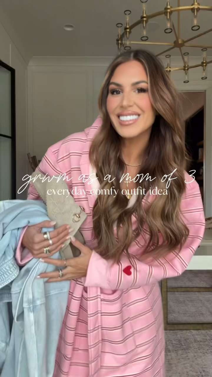 such an easy outfit go-to! wearing a medium in this sweatshirt and sweatpants but it runs a little big!  🩵 

 