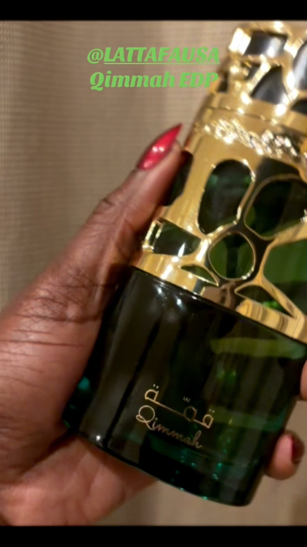 They say don’t judge a fragrance by the bottle… but when it comes to Qimmah, I absolutely will 😍✨

That gold and deep green bottle? Stunning. Regal. A whole statement piece on your vanity. But what’s inside is even better.

Perfectly blended notes of almond, jasmine, and vanilla create a warm, feminine, softly sweet scent that smells like a MAJOR designer perfume… but honestly? I prefer this. It’s smoother, cozier, and wears beautifully all day.

And let’s talk about value, Lattafa never misses when it comes to luxe packaging, long-lasting performance, and affordable pricing. Top-tier presentation without the designer price tag.

If you love rich, elegant fragrances with presence (without overpowering the room), this one belongs in your collection. 💛💚

#LattafaPerfumes #Qimmah #AffordableLuxuryFragrance #VanillaJasmineScent

#LTKOver40