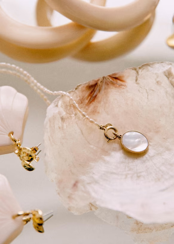 Irma Charm - MOP Medal - Mother of pearl / Shelfish - Sézane | Sezane Paris