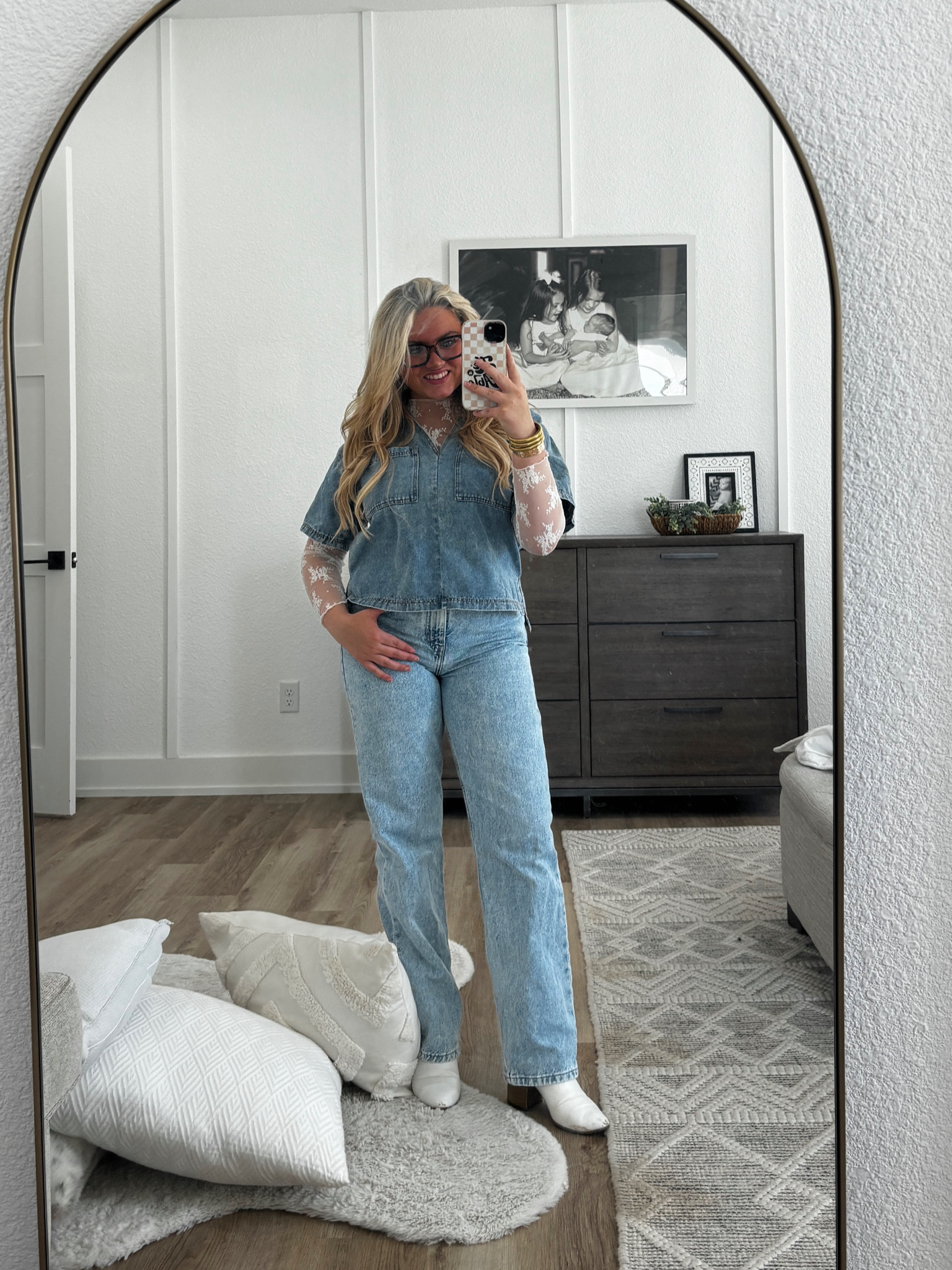 CASUAL CHIC WESTERN LOOK 
Size 4 Jeans :)))