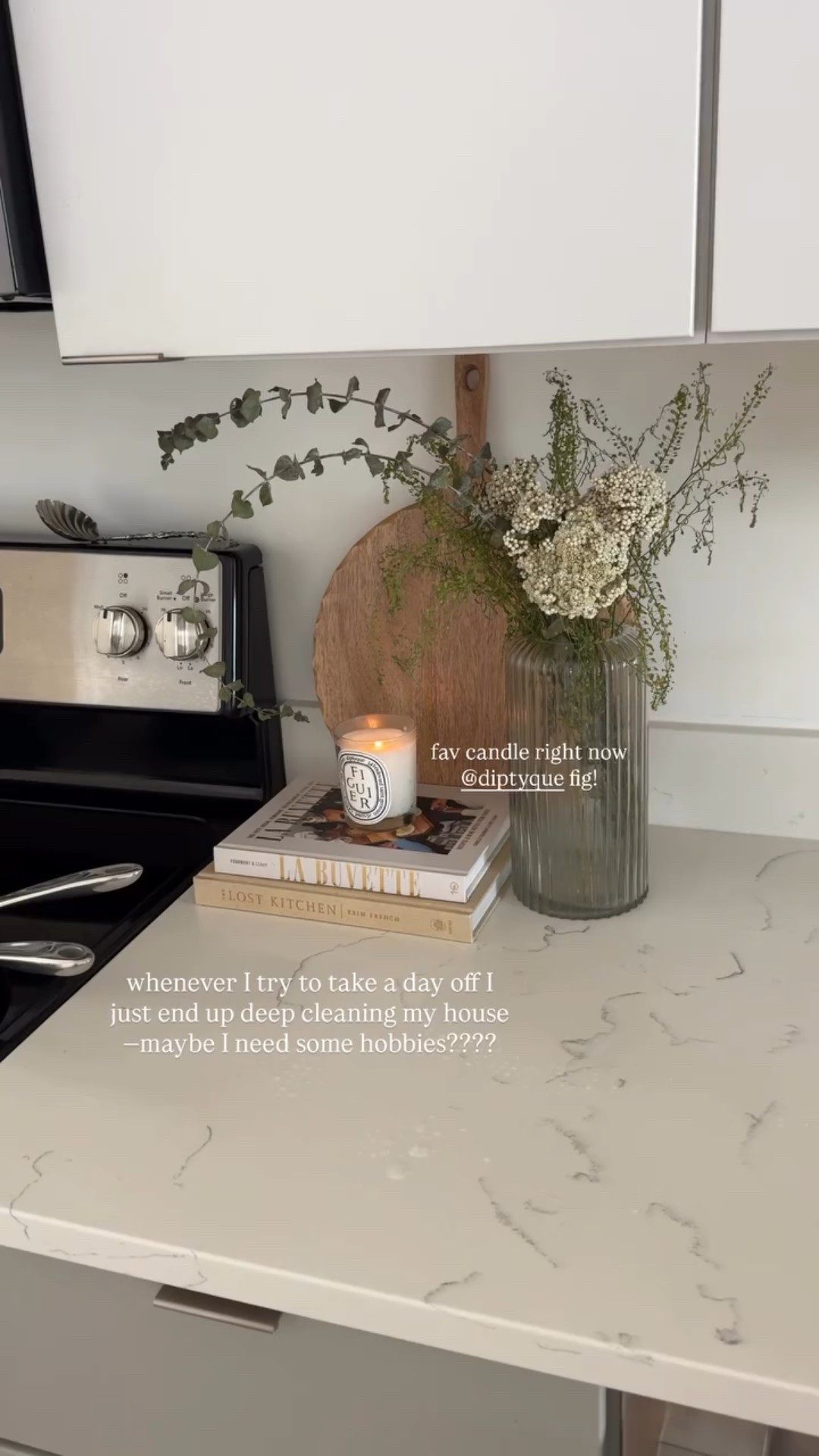 whenever I try to take a day off I just end up deep cleaning my house —maybe I need some hobbies???? fav candle right now @diptyque fig!
