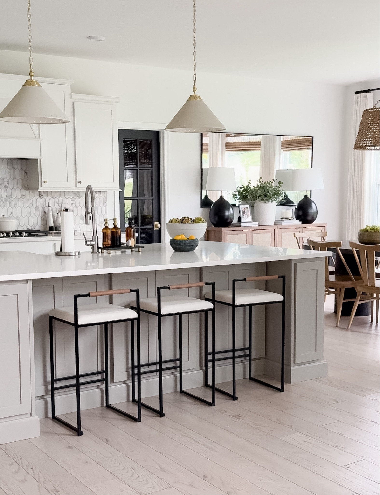 Kitchen Links

Counter Stools
Pendant lights
Sideboard
Buffet
Dining Chairs
Dining Tablee