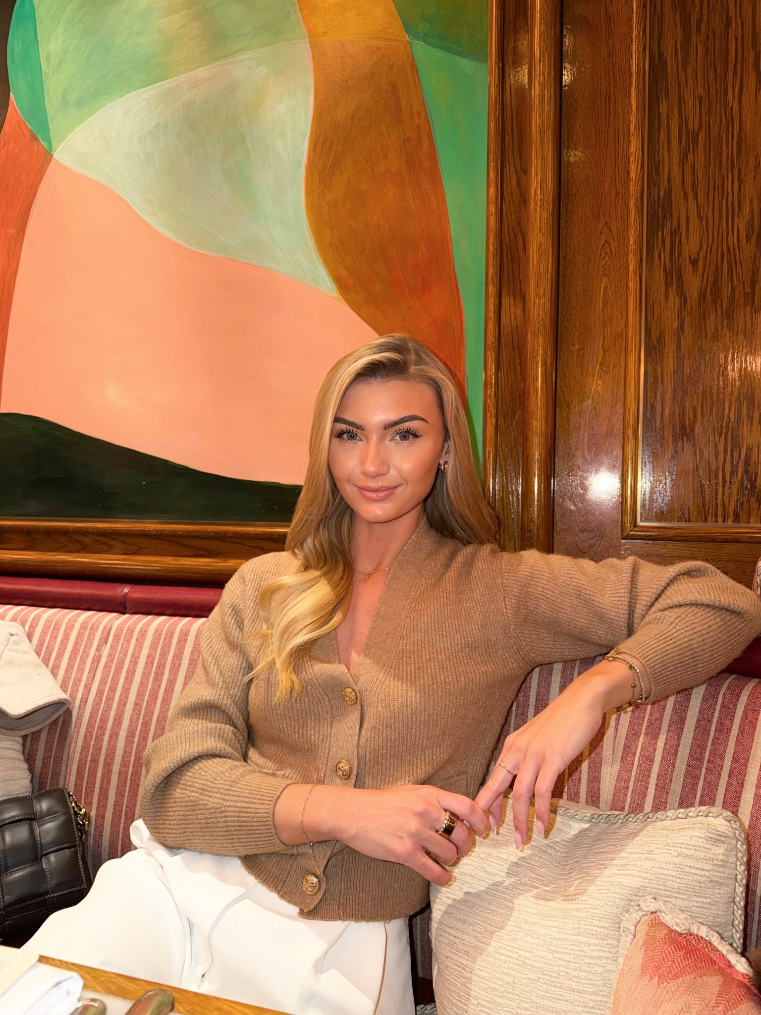 What I wore Christmas shopping in London ✨

I had the loveliest day with one of my closest friends strolling around Harrods, Fortnum & Mason and Ralph Lauren, New Bond Street. The Christmas displays were absolutely stunning!! 🎄💫

Ps. I’ve linked my exact cardigan style from H&M but they sadly don’t sell the brown colour anymore, the cream-beige one is the only one I could find! I’ve also linked another similar one which is in a similar colour but slightly different style 🫶🏼

#LTKfestive #LTKuk #LTKwinter