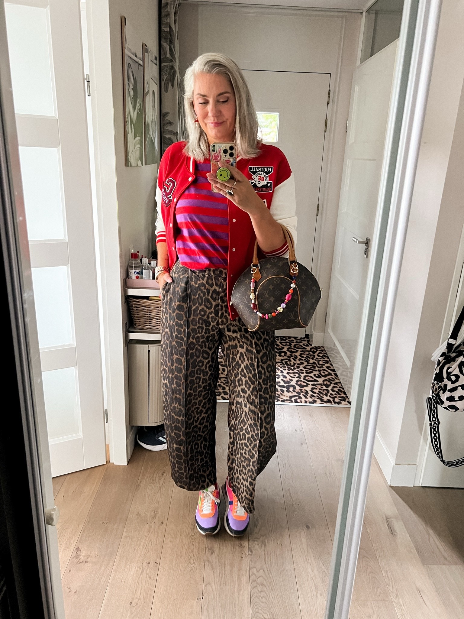 OOTD - vrijdag. Een luipaardprint pantalon (40) met rode sokken en gekleurde puma sneakers. Daarop een rood met paars gestreept T-shirt (oudje van het Italiaanse Piombo), een rood varsity jasje (oud H&M) en een vintage Louis Vuitton Elipse bag.

#LTKnederlands #LTKeurope #LTKmidsize