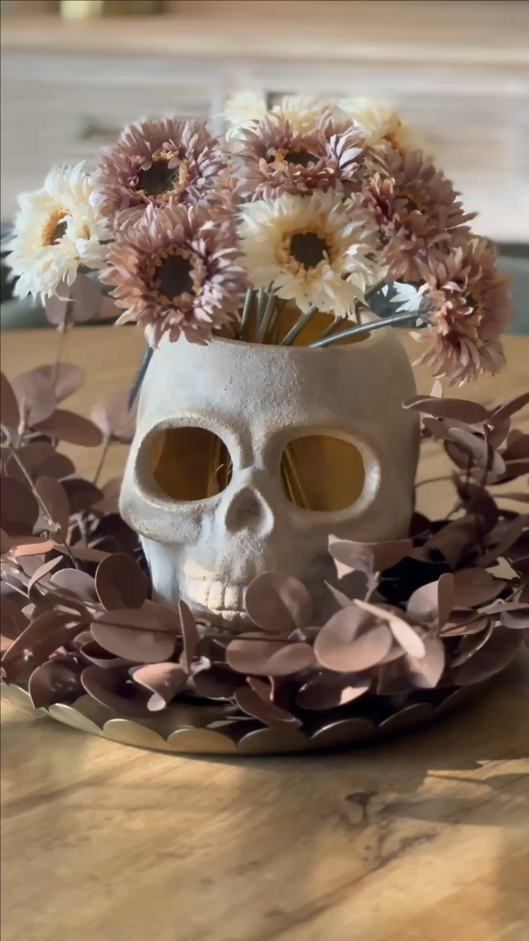 ✨ Fall is officially creeping in… and I’m not mad about it. ✨

The MJ Home Golden Ceramic Skull paired with these gorgeous mums is giving elevated Halloween in the BEST way. 🖤💀🌼

Moody, luxe, and just the right amount of spooky—this is how I want to decorate for fall this year!

#MJHome #HalloweenDecor #FallDecor #SpookySeason #HomeDecor #HalloweenHome #DecorInspo