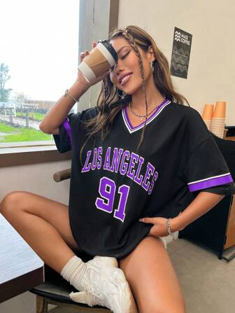 SHEIN EZwear Camiseta soltinha com gola V e mangas Dolman com estampa numérica e em inglês de L... | SHEIN