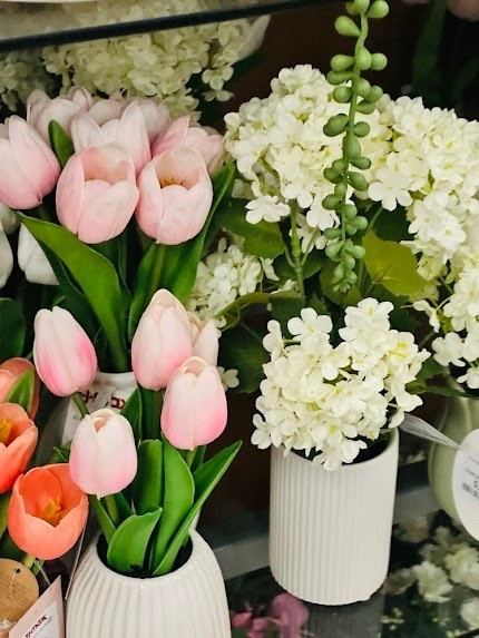 Always in bloom. 🌷 There’s nothing like fresh-looking florals to brighten up a room, and these real-touch tulips and hydrangeas are absolute perfection. Low maintenance, high impact—my kind of gardening! 🌿✨
#SpringDecor #FauxFlorals #HomeInspo #FloralDesign

#LTKHome