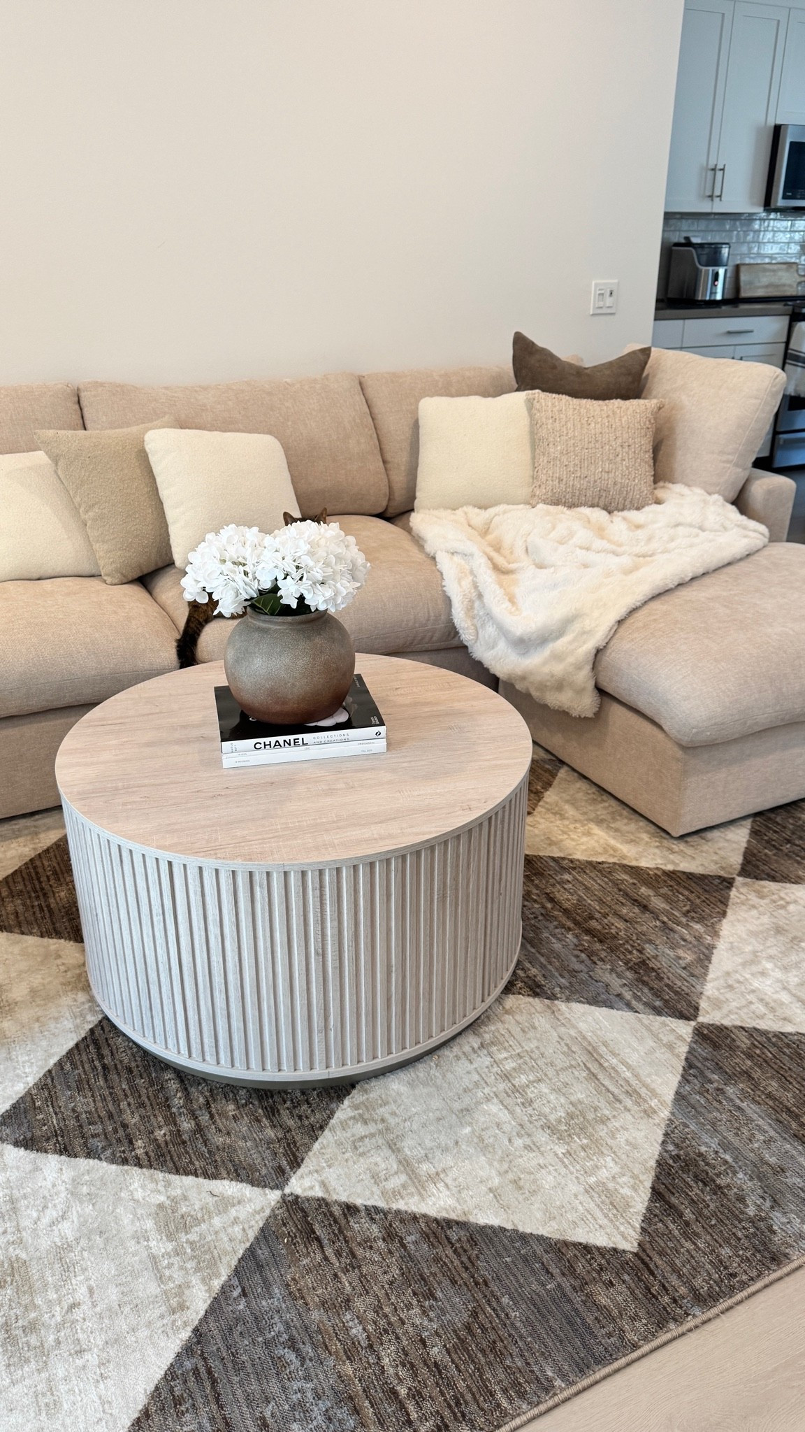 living room views🤍

#homedecor #livingroom #livingroomdecor #neutralhome #neutralaesthetic #home #cozy

#LTKHome