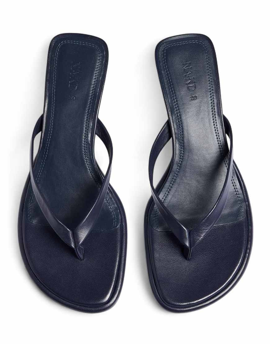 NA-KD – Zehenstegsandalen aus Leder in Marineblau mit Absatz-Navy | ASOS (Global)