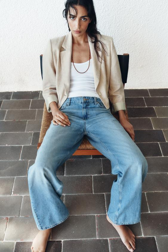 Cropped blazer made of linen. Lapel collar and long sleeves with shoulder pads, finished with com... | Zara US