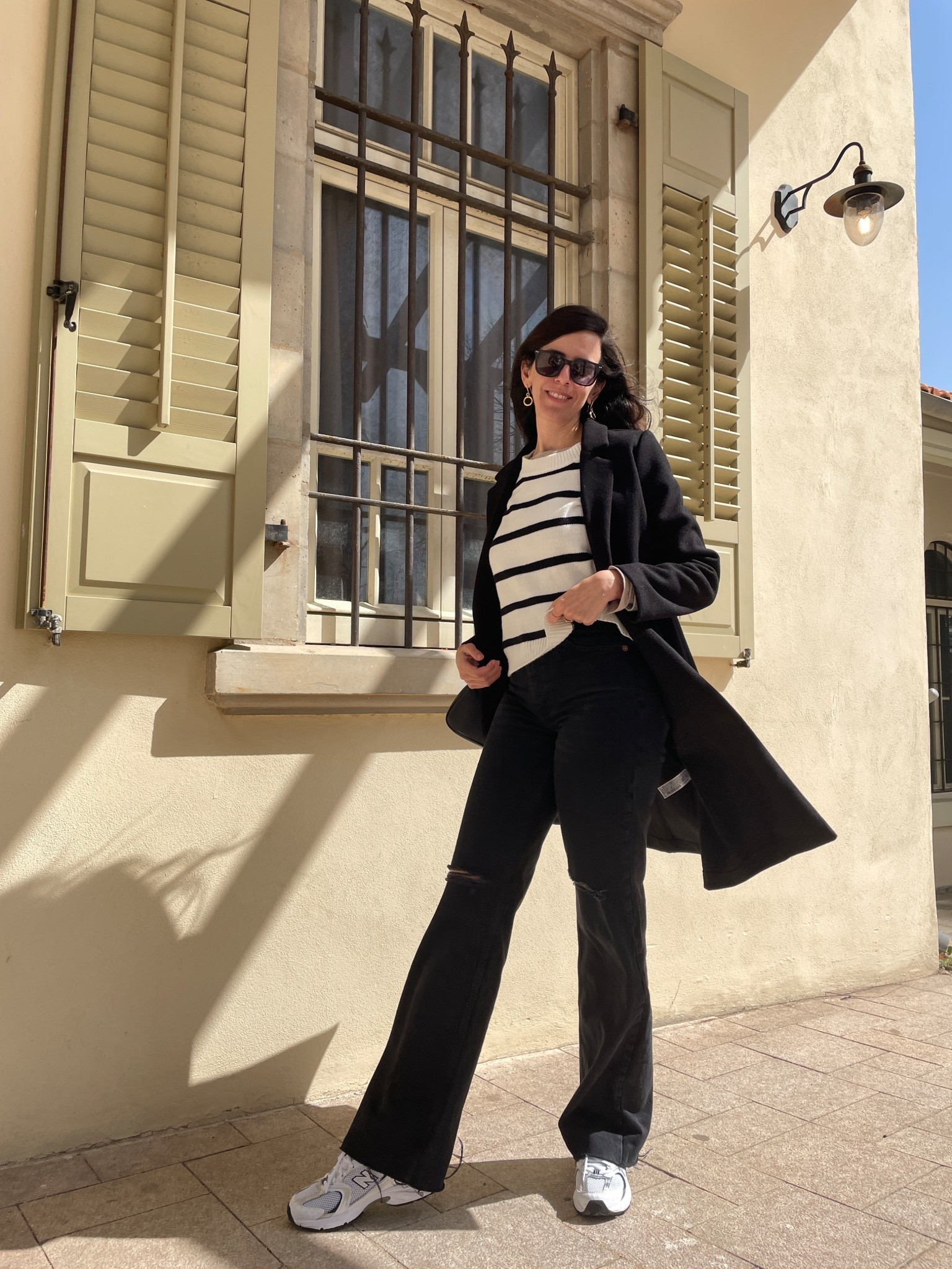 I love the Classic French-girl vibes 🖤
A black long coat, striped knit sweater, and flared jeans — the perfect combo for effortless street style. I paired it with white New Balance sneakers for a comfy yet chic finish. A timeless outfit that works from city strolls to casual weekends.

Autumn fall outfit, workwear look. 