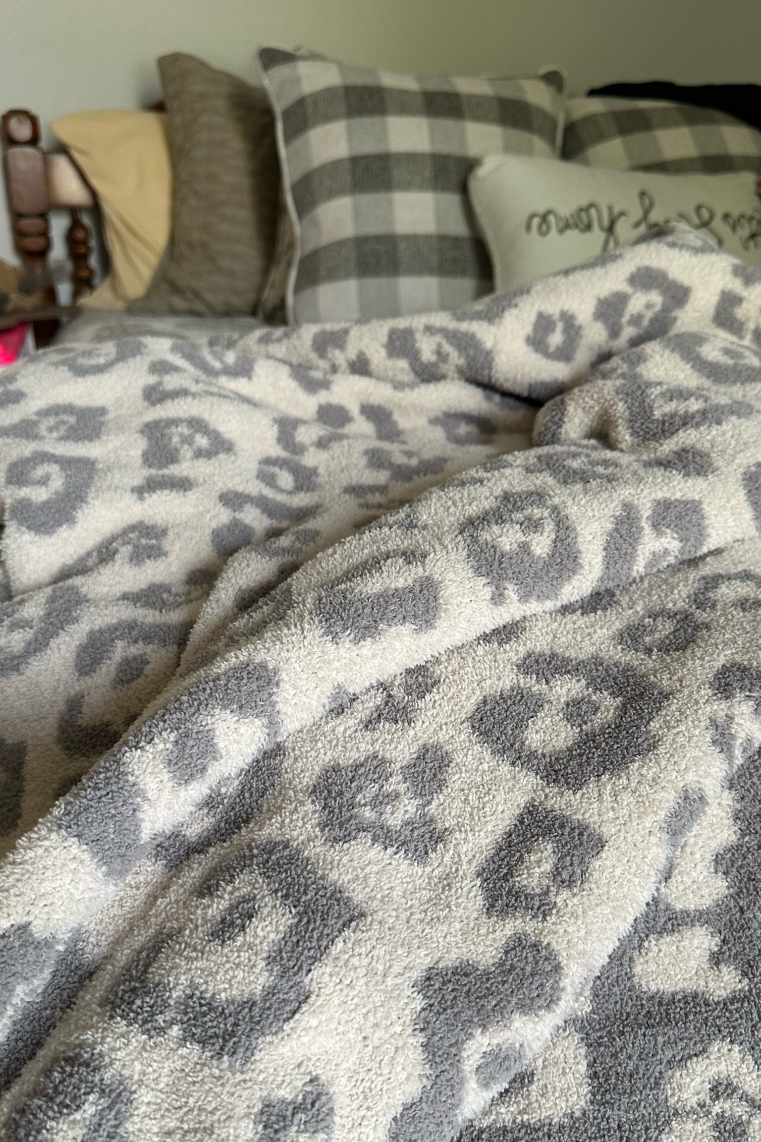 Barefoot dreams dupe in my home! These are 20$ and feel IDENTICAL!!!!

#LTKGiftGuide #LTKhome #LTKunder50