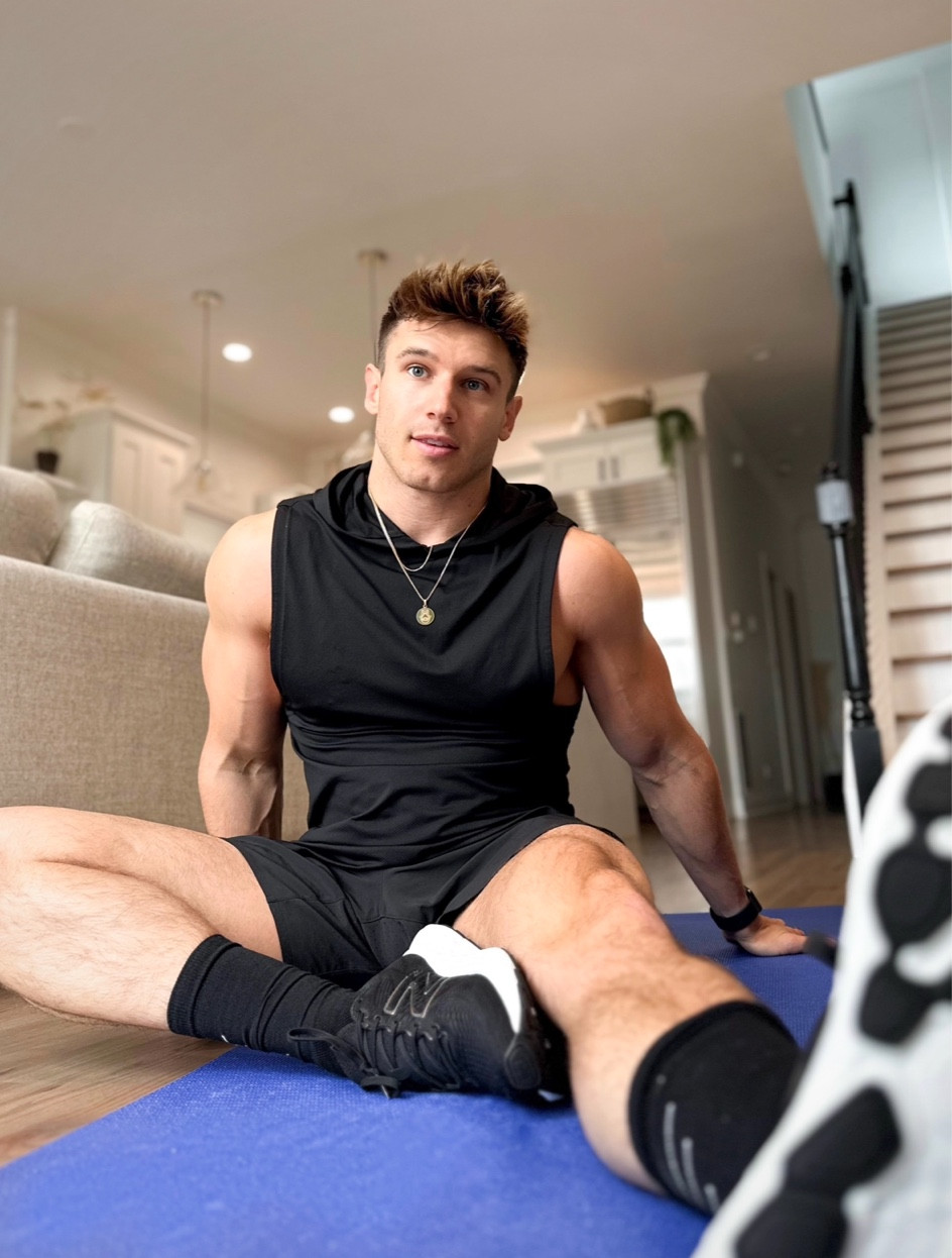 Just a quick warmup before a little springtime Chicago run, since today is International Global Running Day 🏃🏼‍♂️

I almost always go with white shoes, but today I decided to try these black New Balance ones from DSW.… they look sleek, right? 

@newbalance 
#myDSW
@dsw