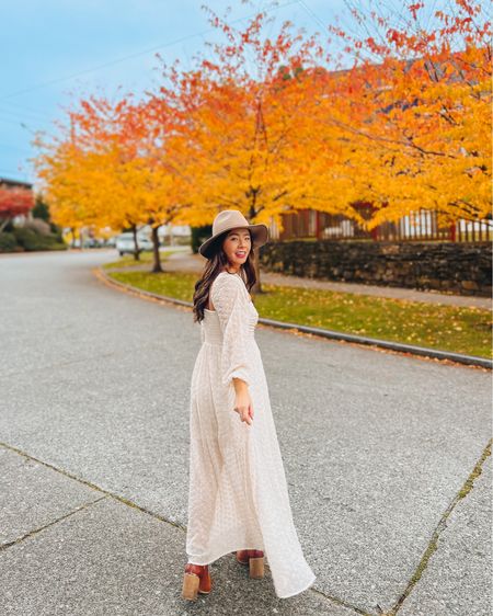 Finally found the perfect long sleeve maxi dress for fall! Wearing a size XS in the free people Malina Maxi #freepeopledress