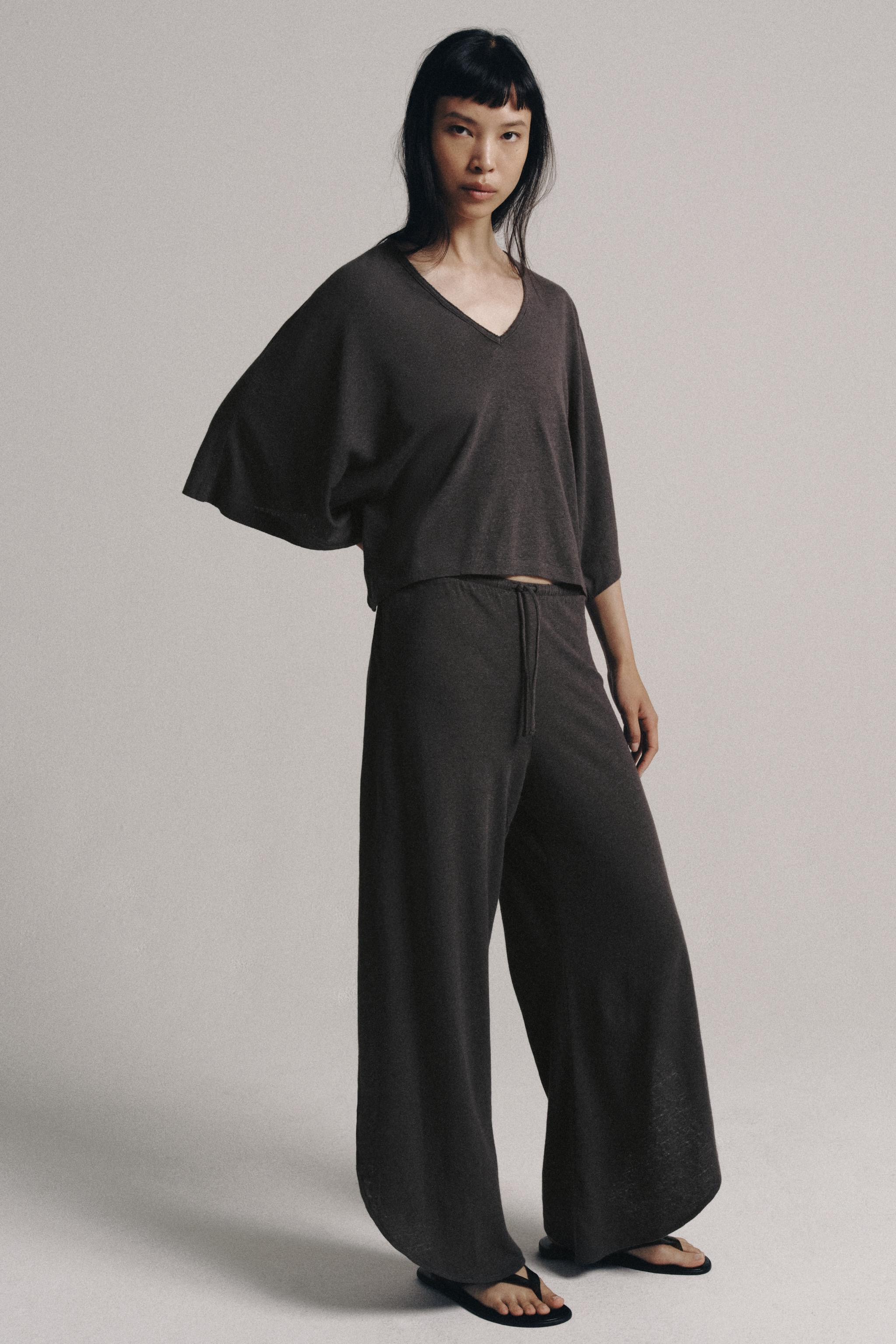 Shirt made of linen blend yarn. V-neck and short cape sleeves. Straight hem. | Zara US