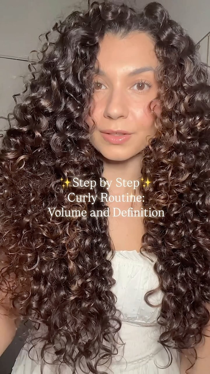 simple but consistent results for volume and definition ♡ 

products → 
@rizoscurls leave in 
@patternbeauty mousse 
@ouidad advanced climate control stronger hold gel 
@cecred hair oil 
@gisou lavender berry hair perfume 
@dysonbeauty dryer 

#Curly #curlyhair #curlyhairroutine #curls